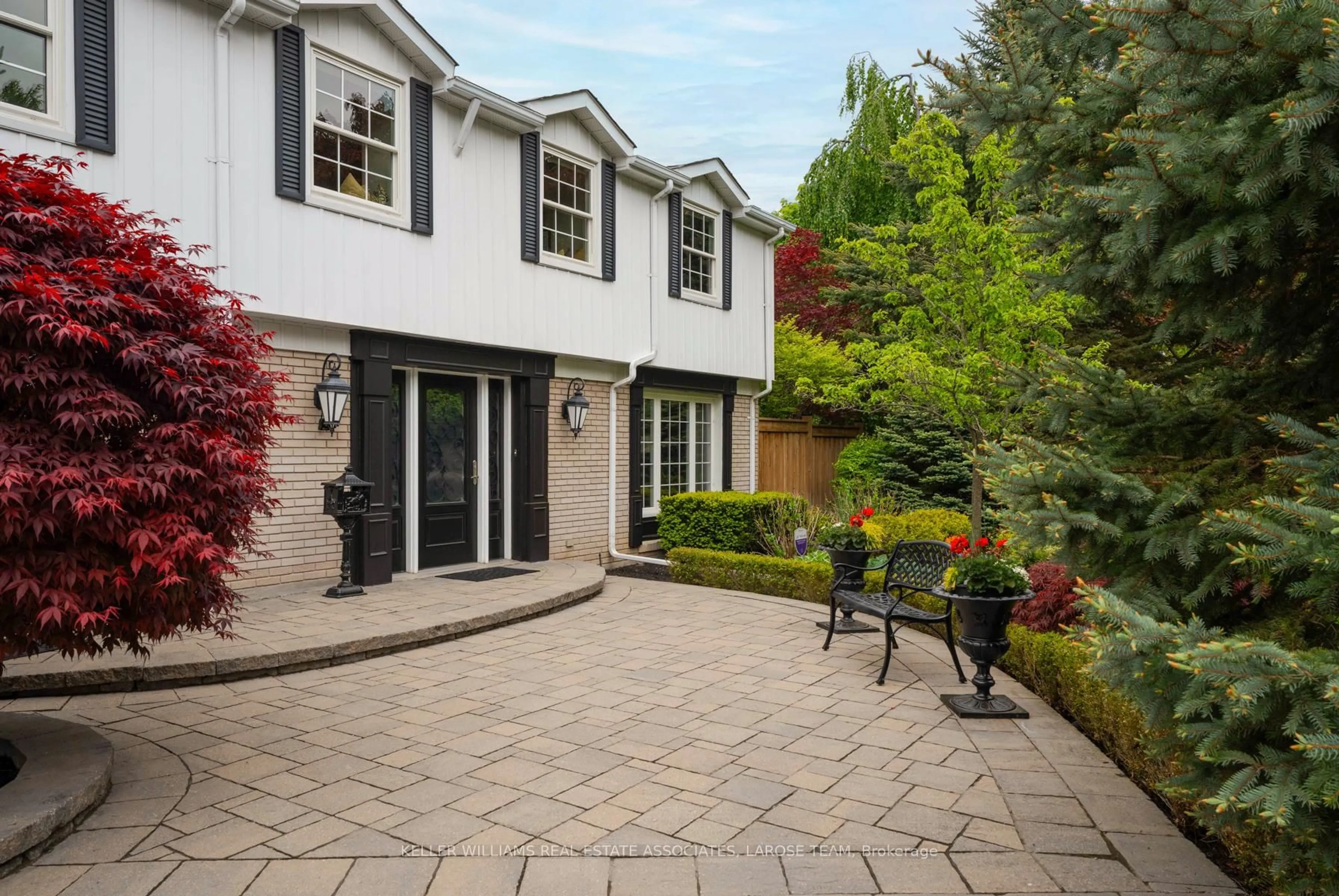 Patio, street for 1485 Tecumseh Park Dr, Mississauga Ontario L5H 2W7
