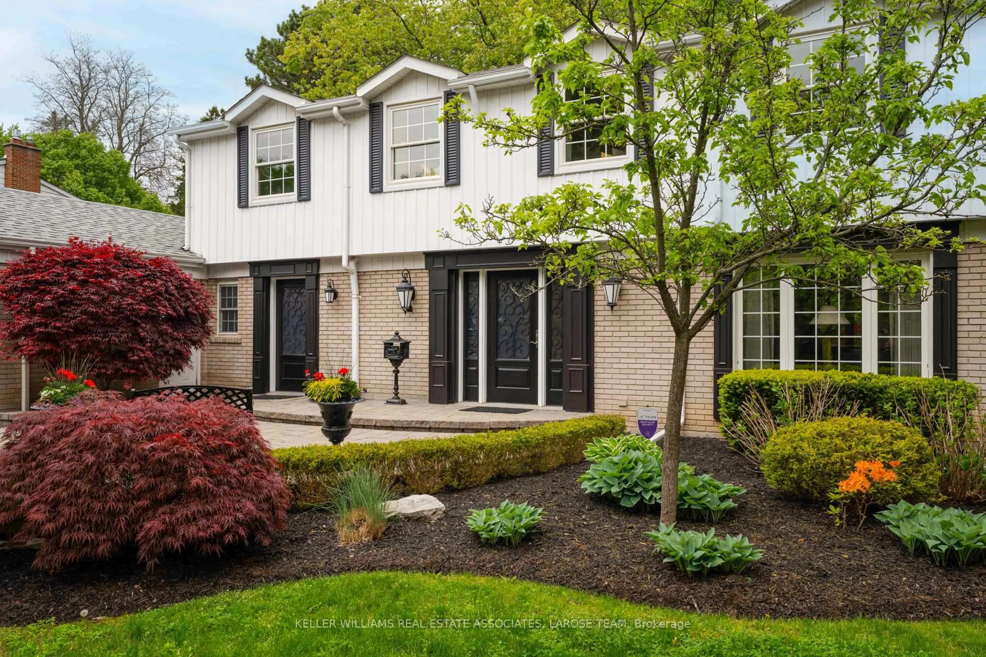 Home with vinyl exterior material, street for 1485 Tecumseh Park Dr, Mississauga Ontario L5H 2W7