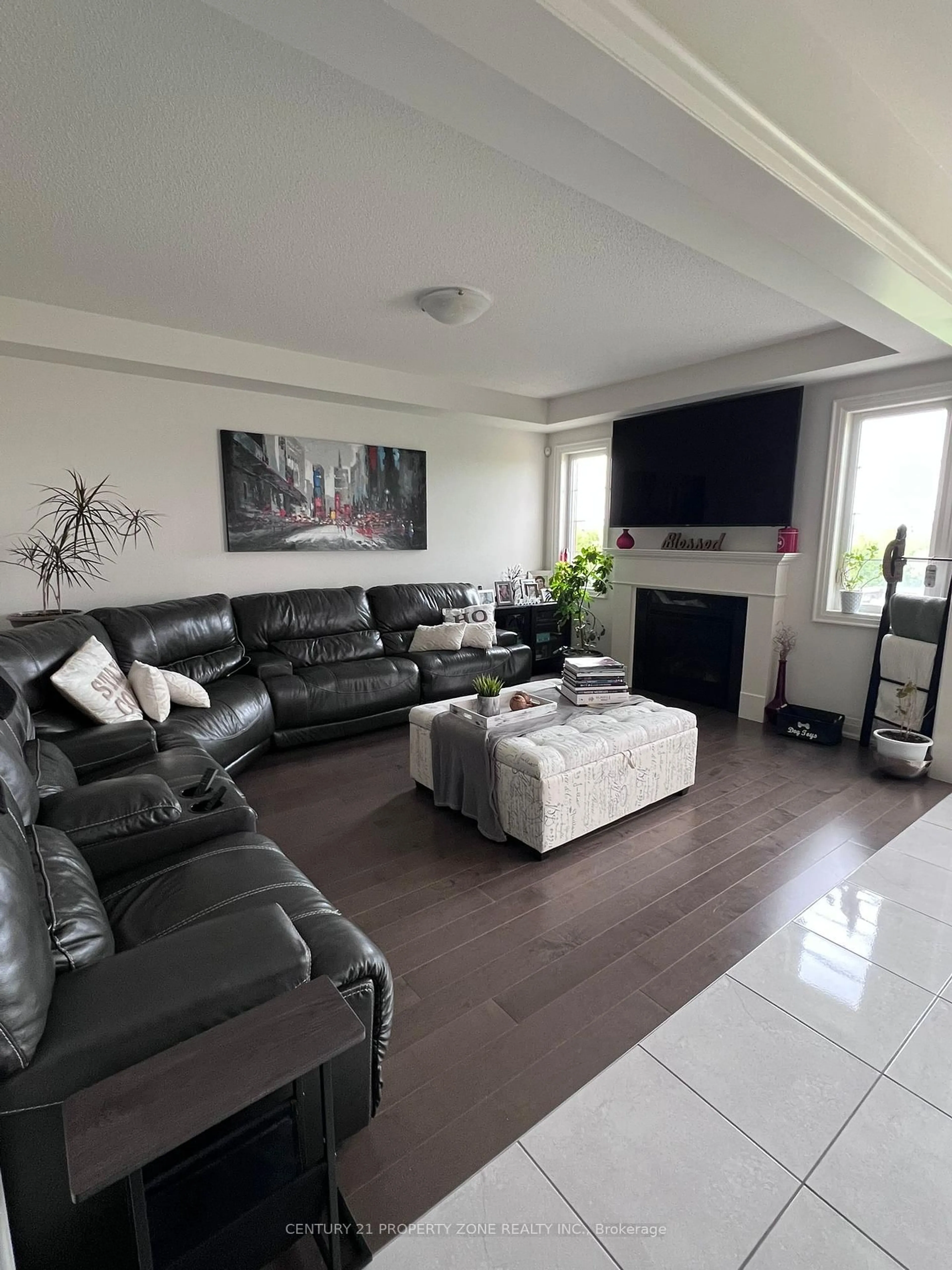 Living room with furniture, unknown for 31 Valleyscape Tr, Caledon Ontario L7C 4H3