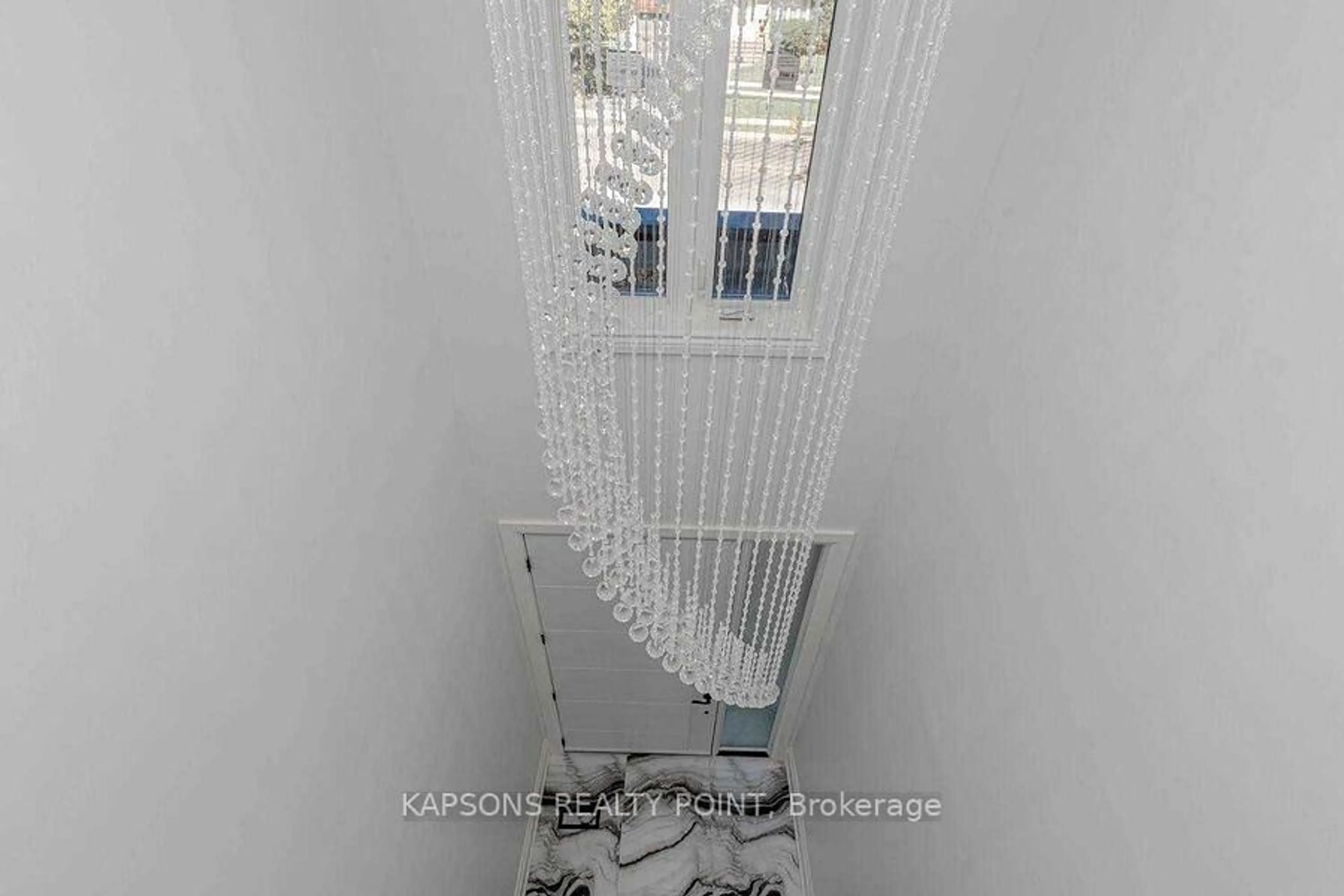 Indoor foyer for 137 Mcmurchy Ave, Brampton Ontario L6Y 1Z1