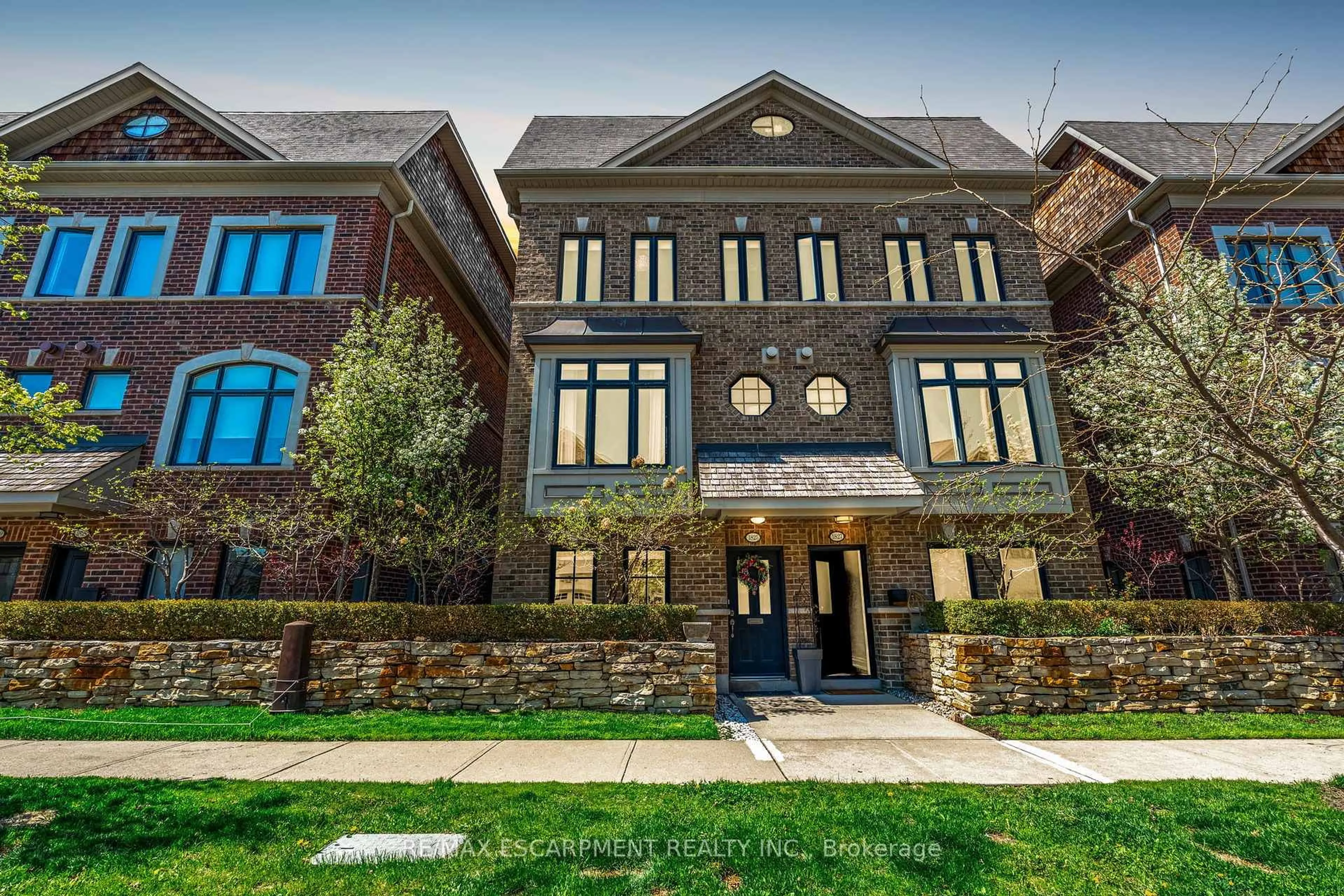 Home with brick exterior material, building for 1825 Pagehurst Ave, Mississauga Ontario L4X 1Y5