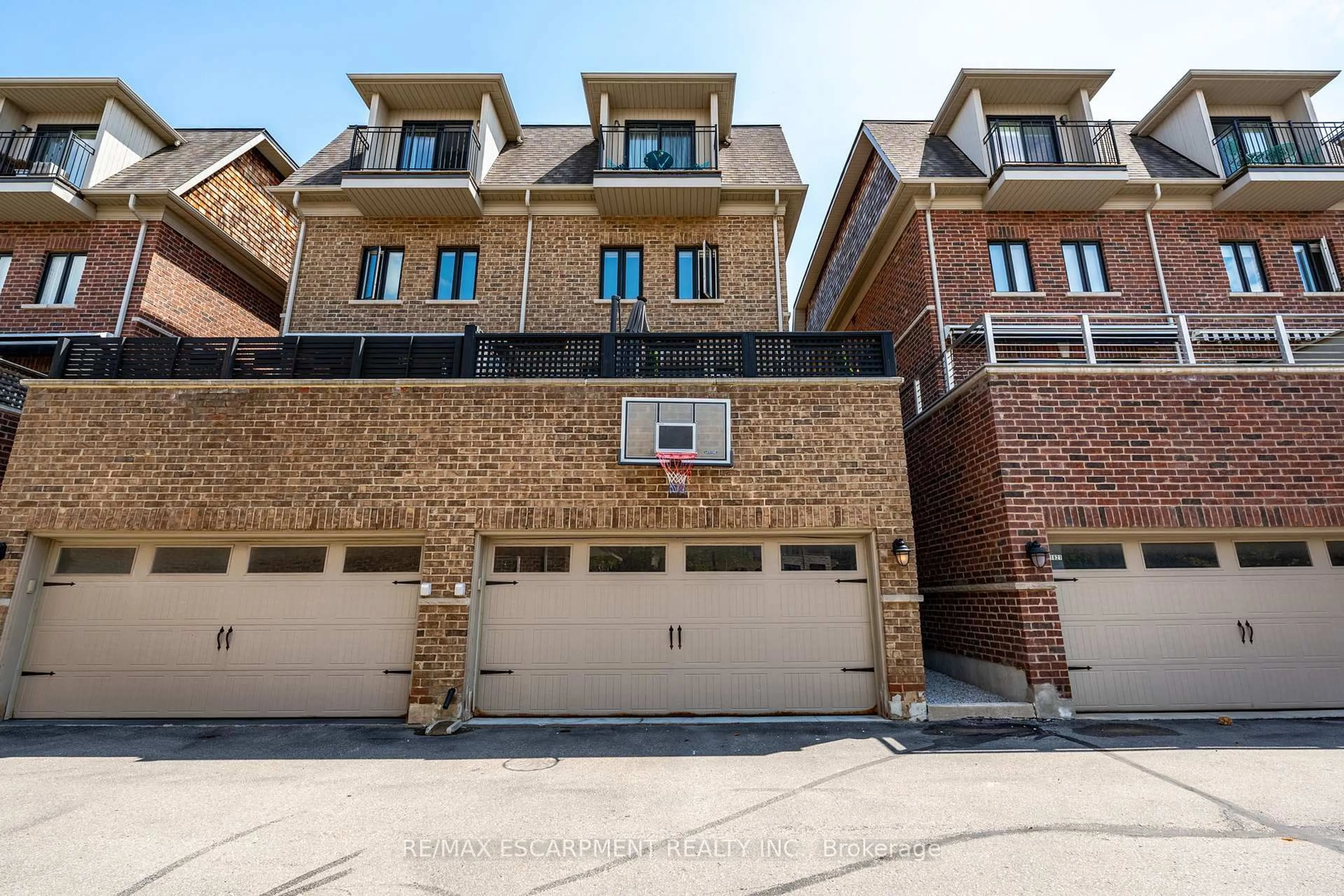 Home with brick exterior material, street for 1825 Pagehurst Ave, Mississauga Ontario L4X 1Y5