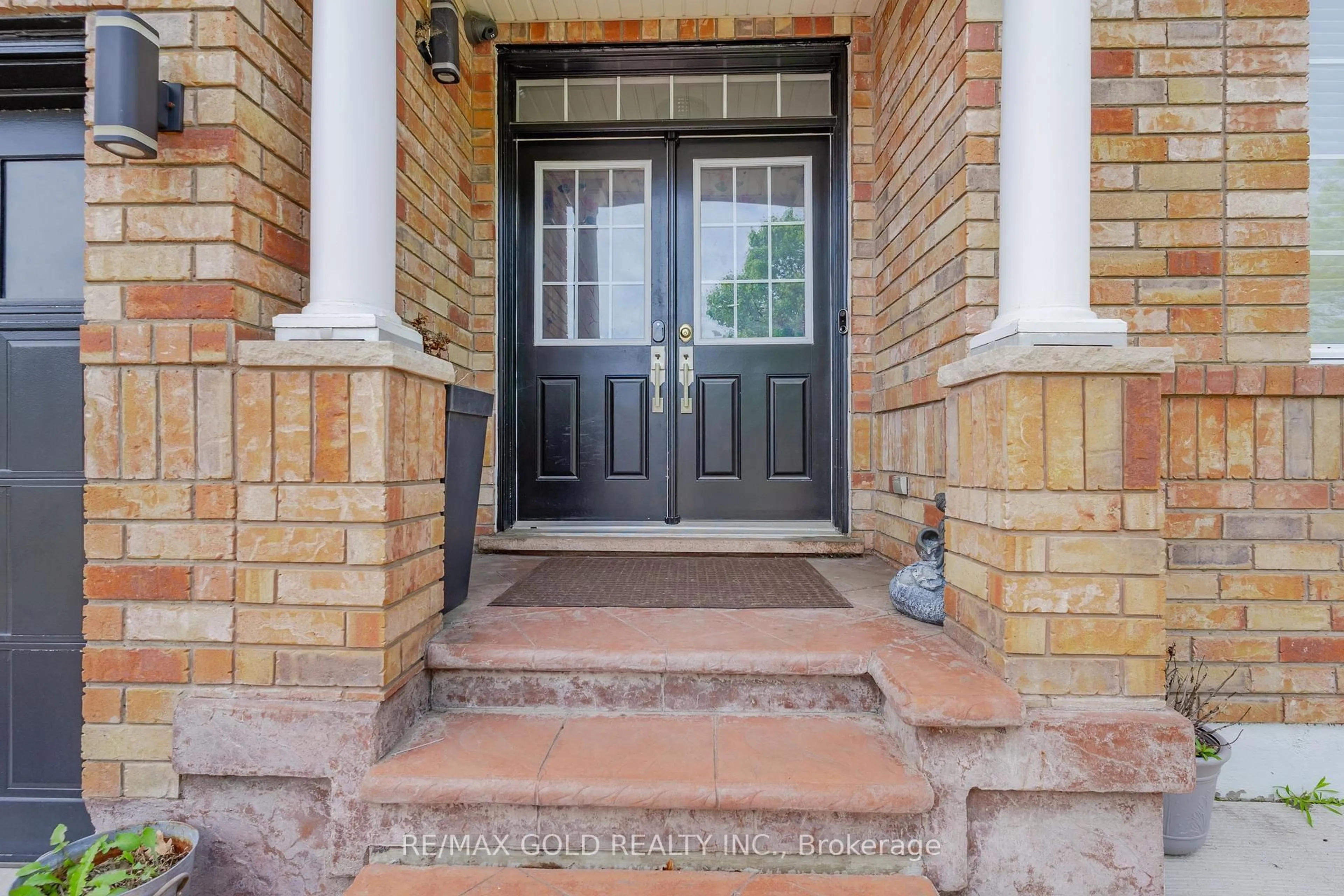 Indoor entryway for 6 Bettey Rd, Brampton Ontario L6P 1S9