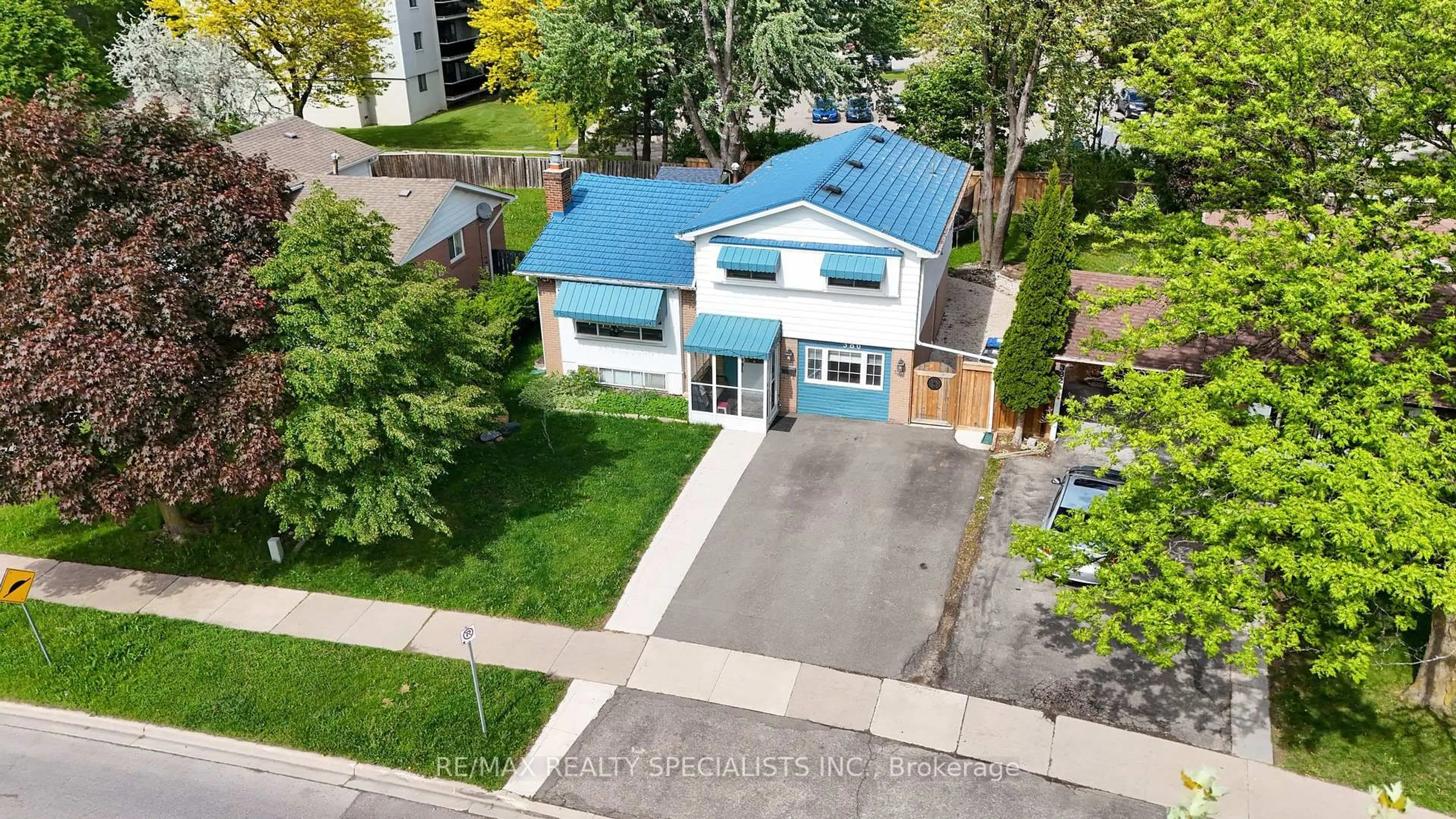 A pic from outside/outdoor area/front of a property/back of a property/a pic from drone, street for 380 Bartley Bull Pkwy, Brampton Ontario L6W 2L8