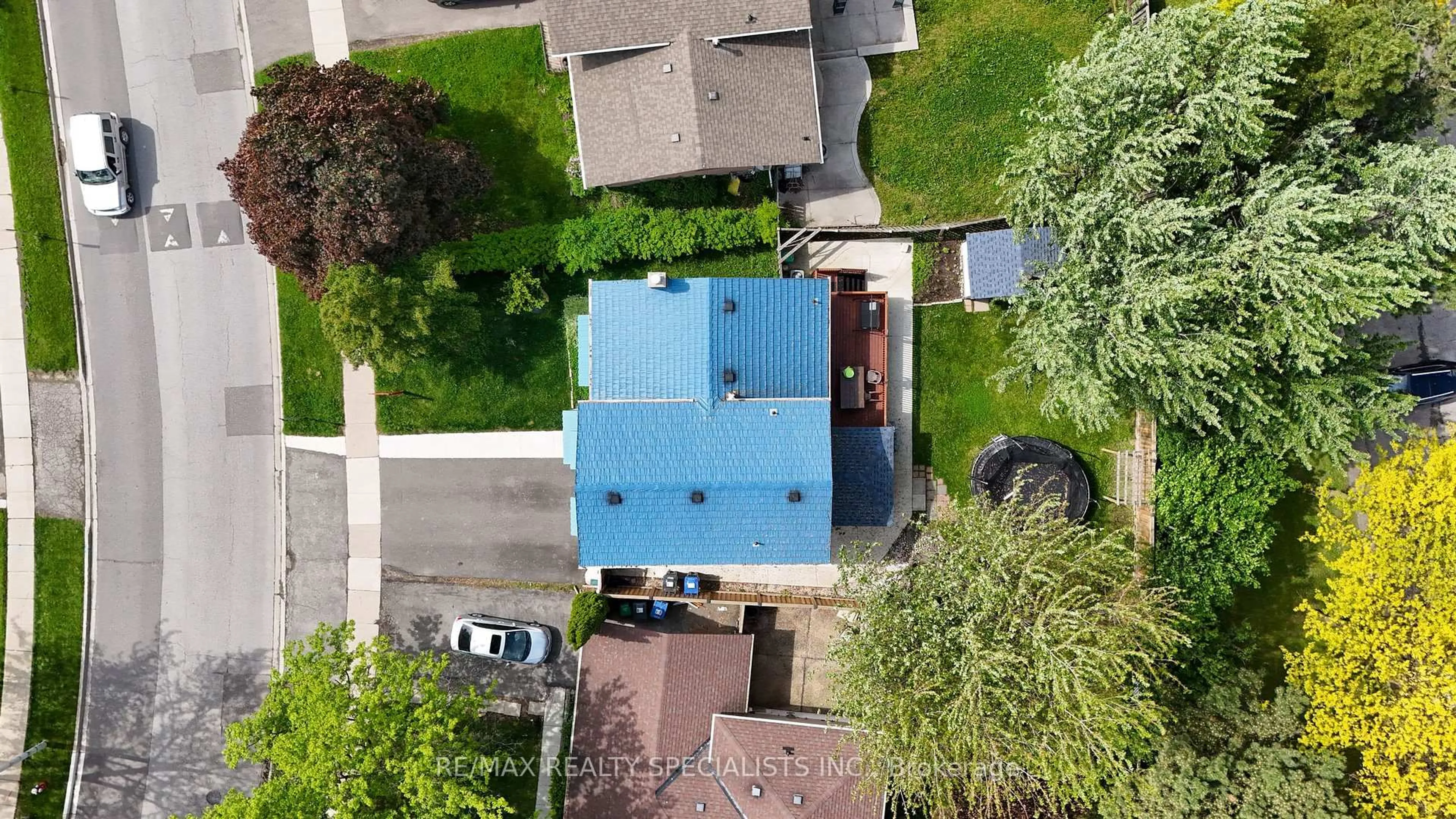 A pic from outside/outdoor area/front of a property/back of a property/a pic from drone, street for 380 Bartley Bull Pkwy, Brampton Ontario L6W 2L8