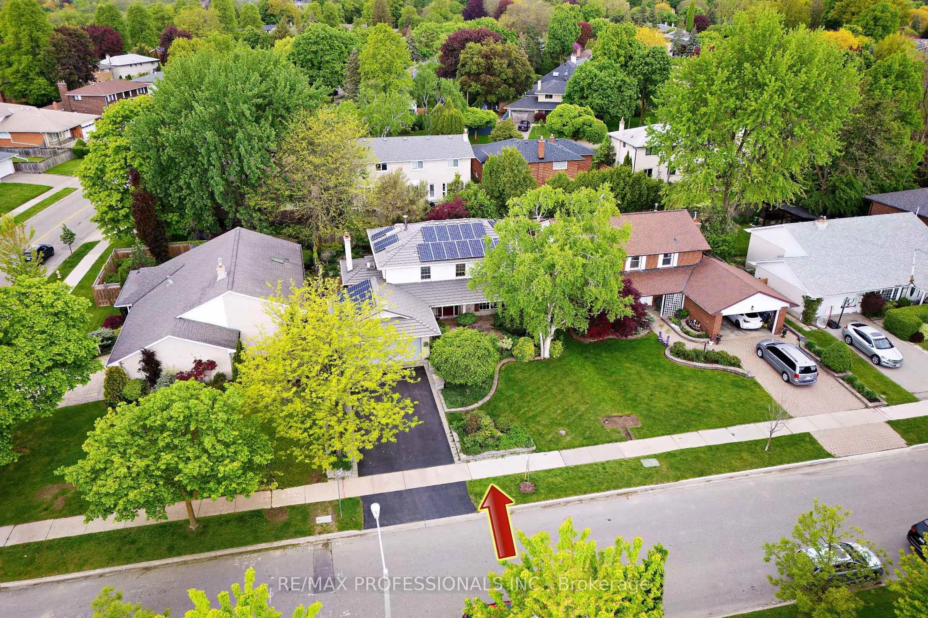 A pic from outside/outdoor area/front of a property/back of a property/a pic from drone, street for 56 Silverthorne Bush Dr, Toronto Ontario M9C 2X8