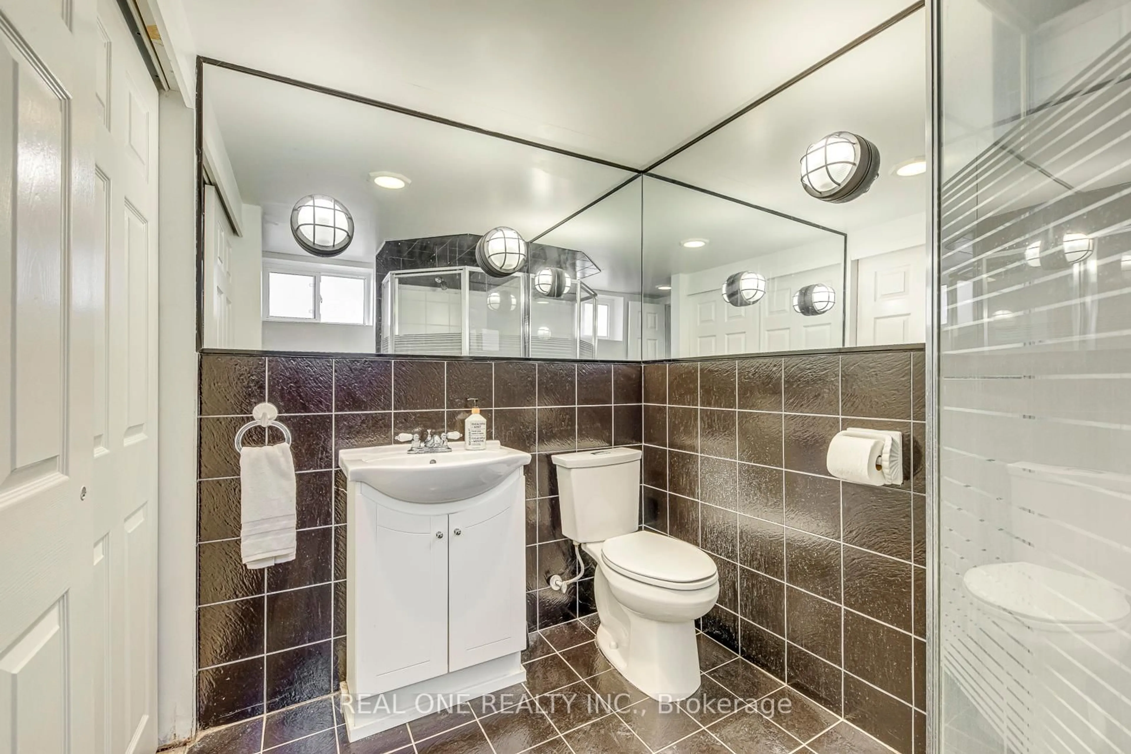 Standard bathroom, ceramic/tile floor for 5452 Croydon Rd, Burlington Ontario L7L 3J4