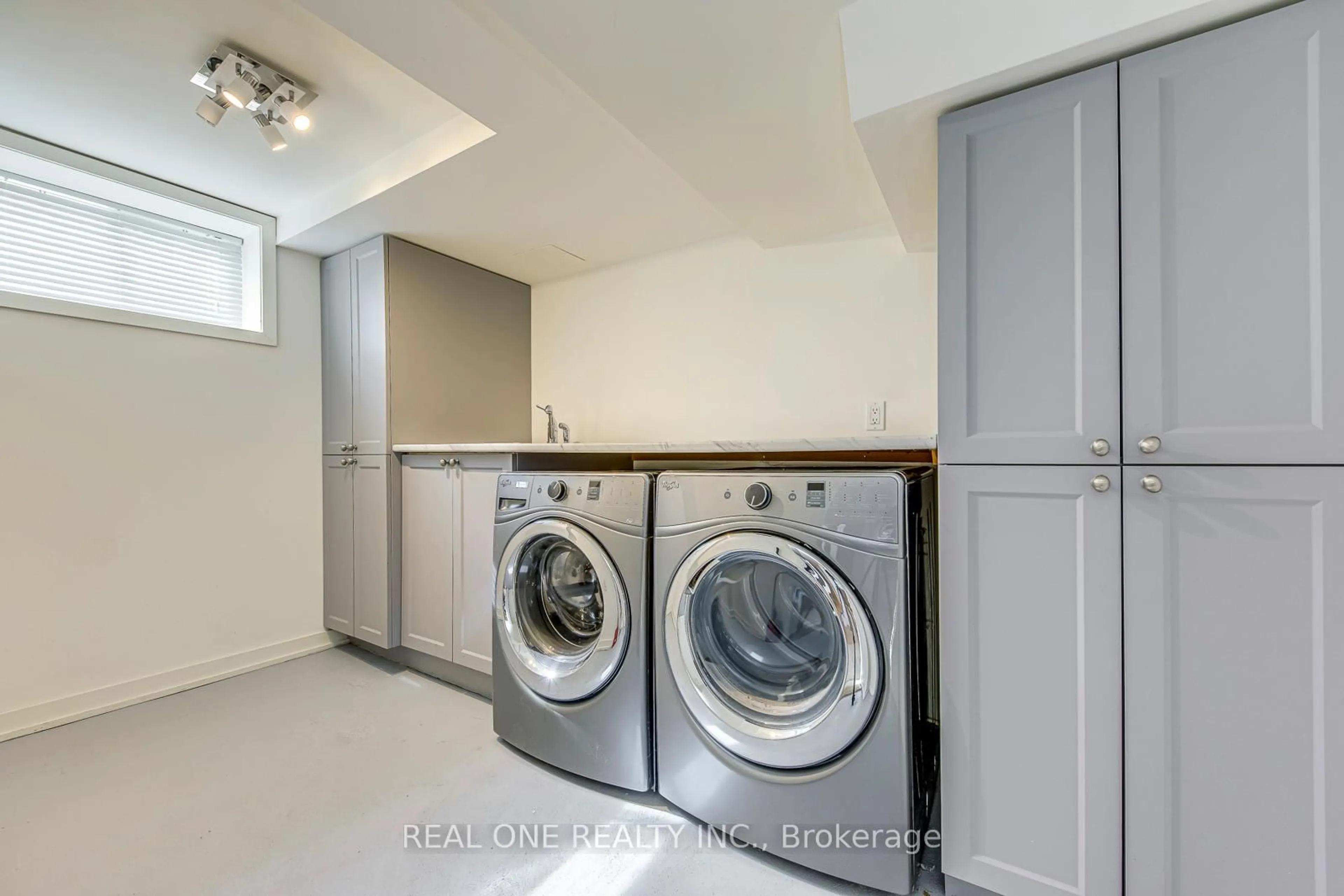 Laundry room for 5452 Croydon Rd, Burlington Ontario L7L 3J4