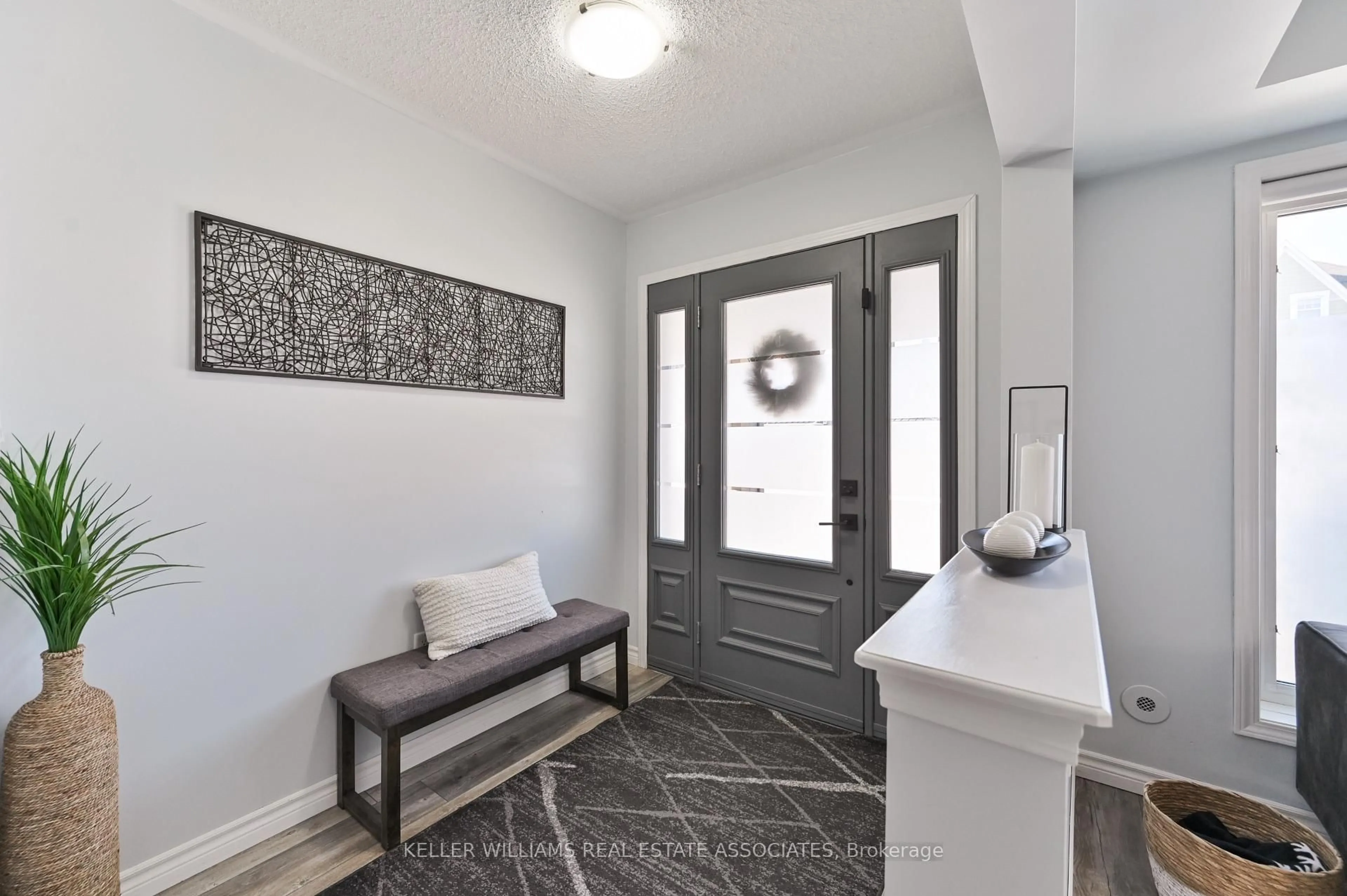 Indoor entryway for 647 Scott Blvd, Milton Ontario L9T 0P2