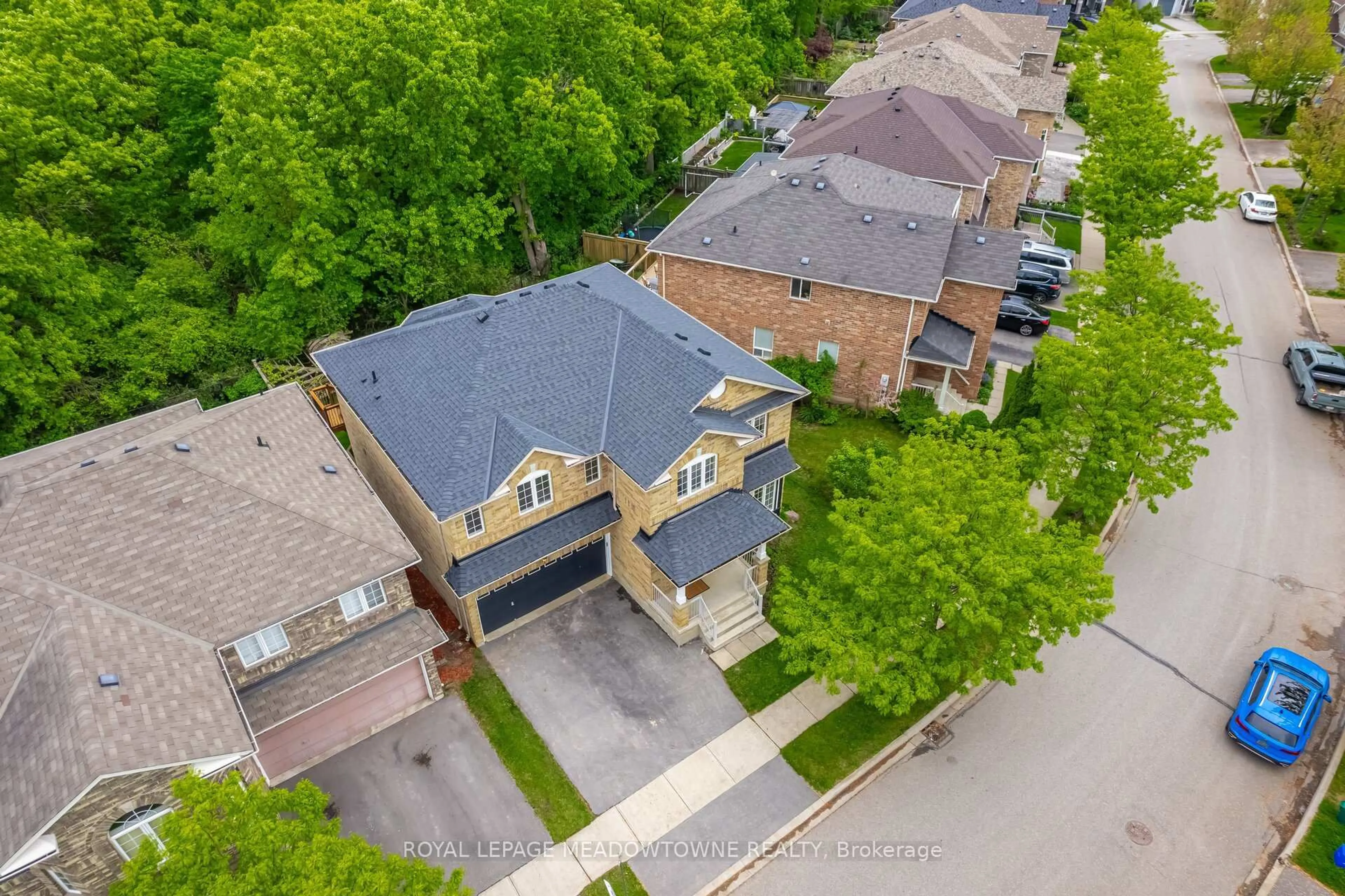 A pic from outside/outdoor area/front of a property/back of a property/a pic from drone, street for 1212 Fox Cres, Milton Ontario L9T 6C6
