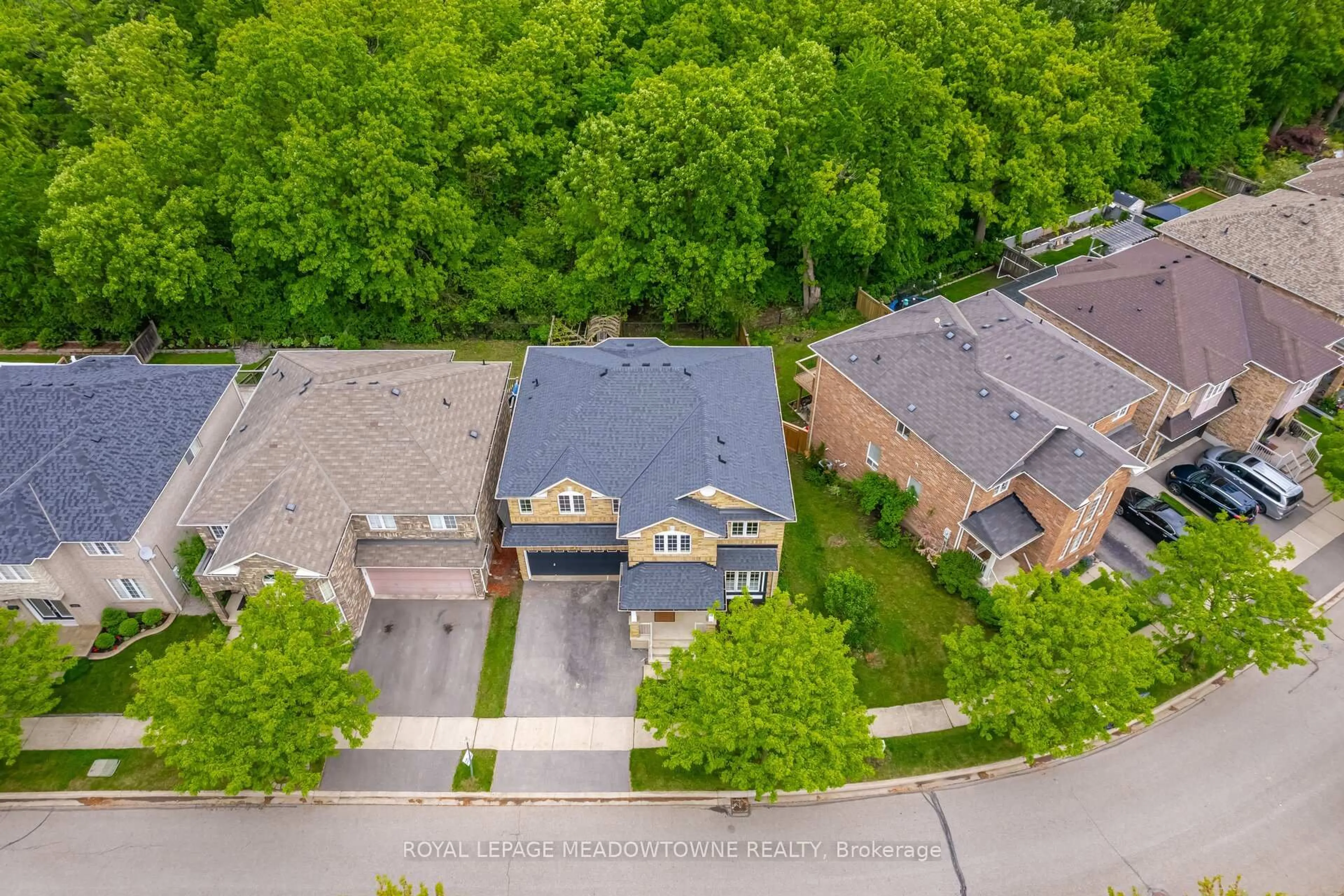 A pic from outside/outdoor area/front of a property/back of a property/a pic from drone, street for 1212 Fox Cres, Milton Ontario L9T 6C6