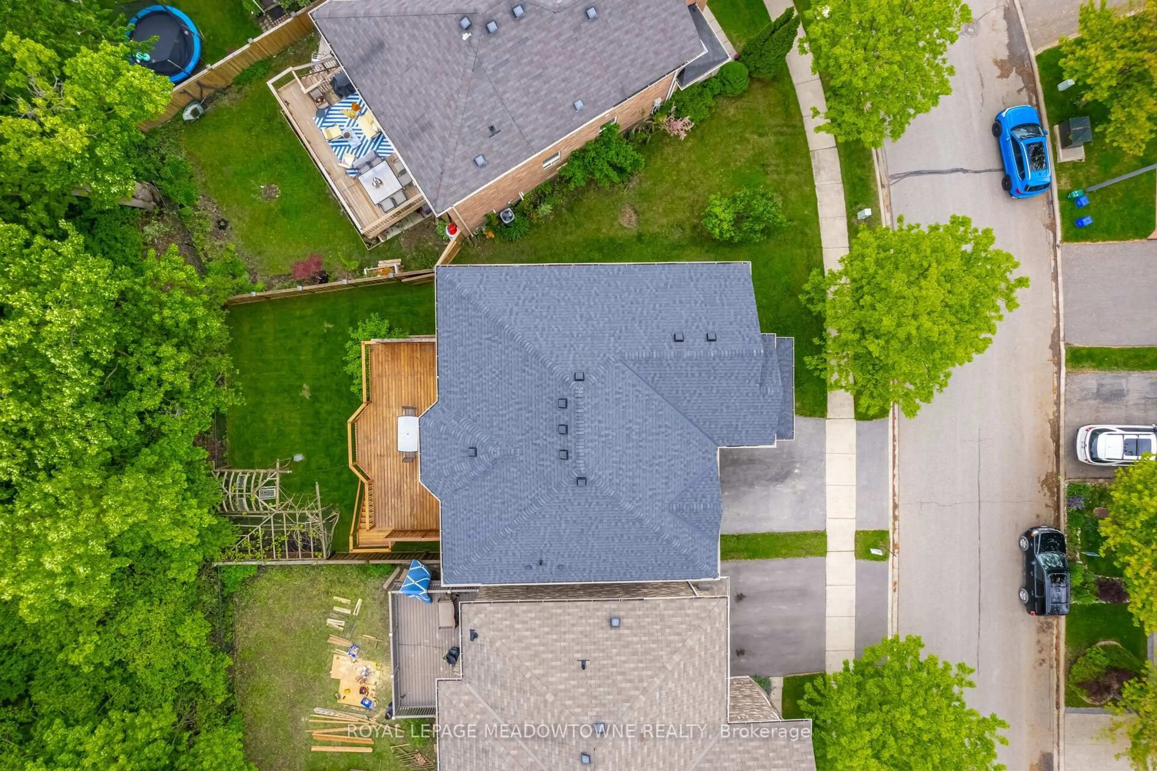 A pic from outside/outdoor area/front of a property/back of a property/a pic from drone, street for 1212 Fox Cres, Milton Ontario L9T 6C6