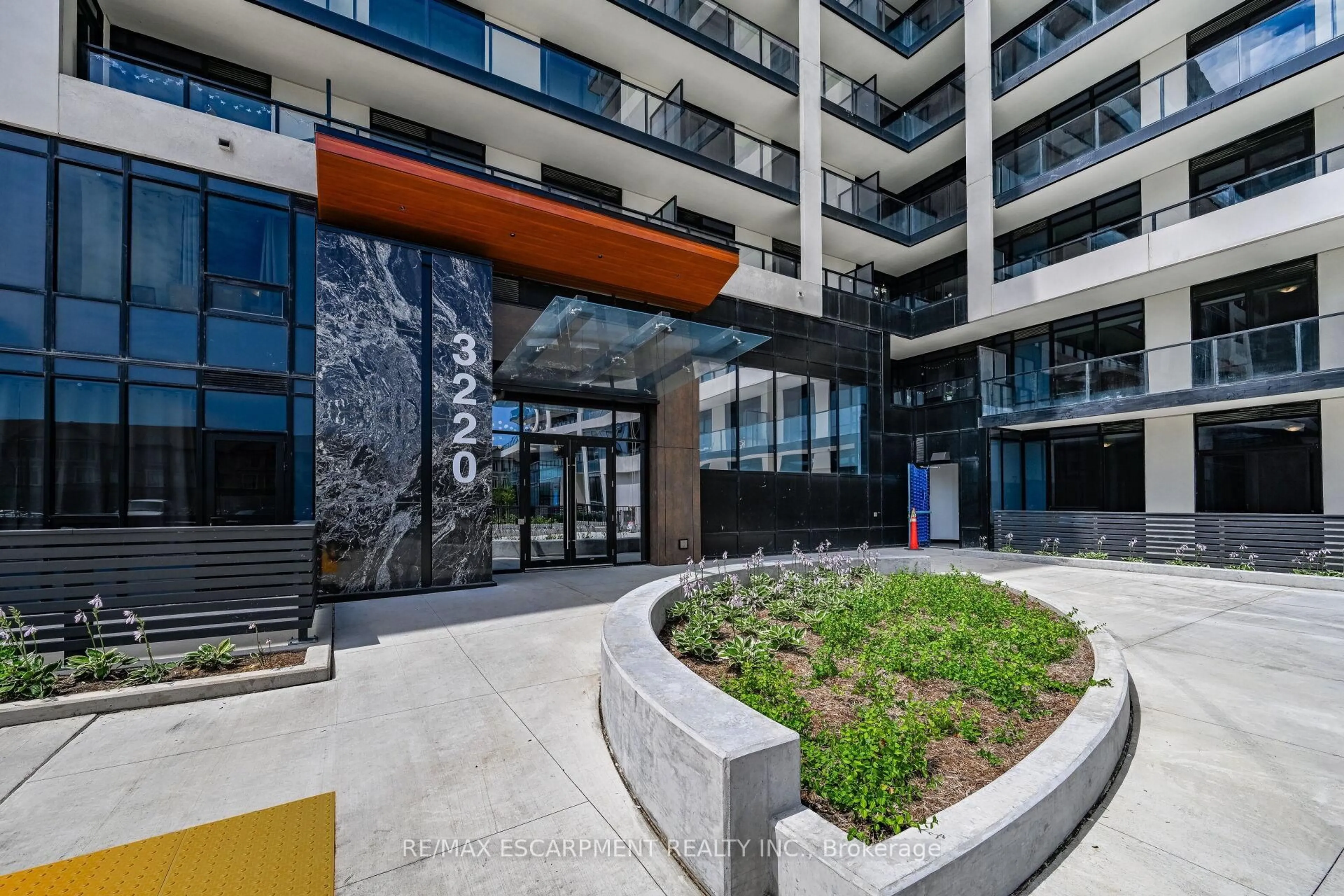 Indoor foyer for 3220 William Coltson Ave #607, Oakville Ontario L6H 7X9