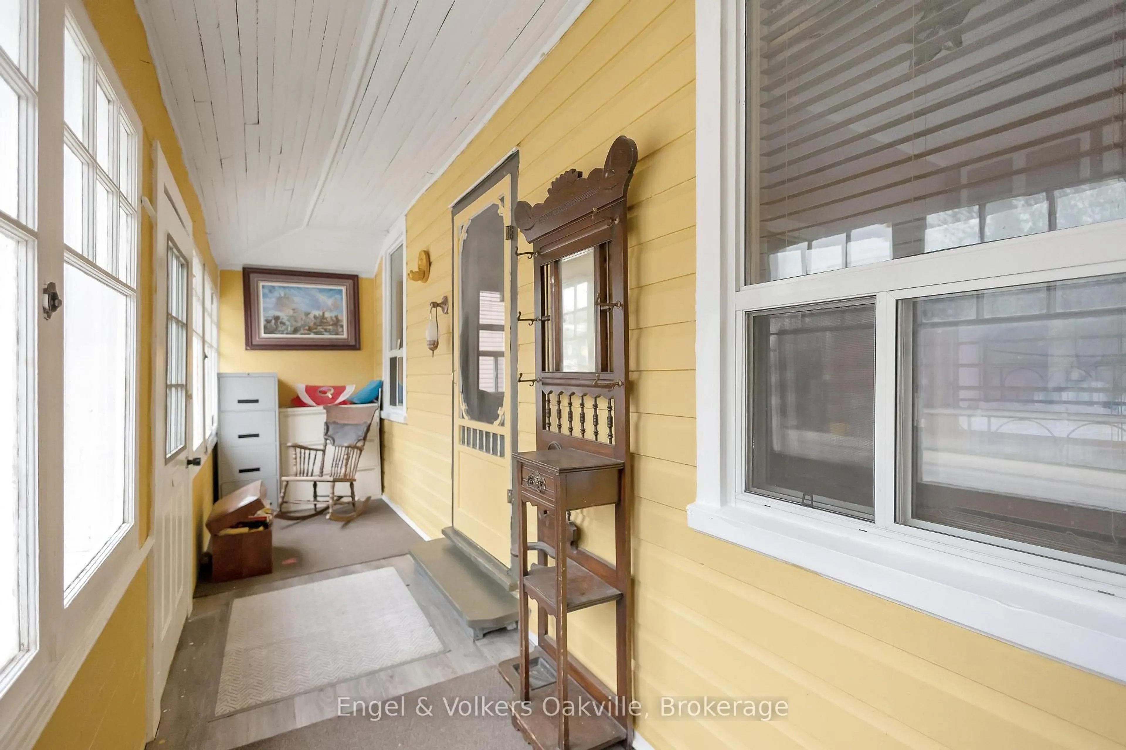 Indoor entryway for 9 Guelph St, Halton Hills Ontario L7G 3Y8