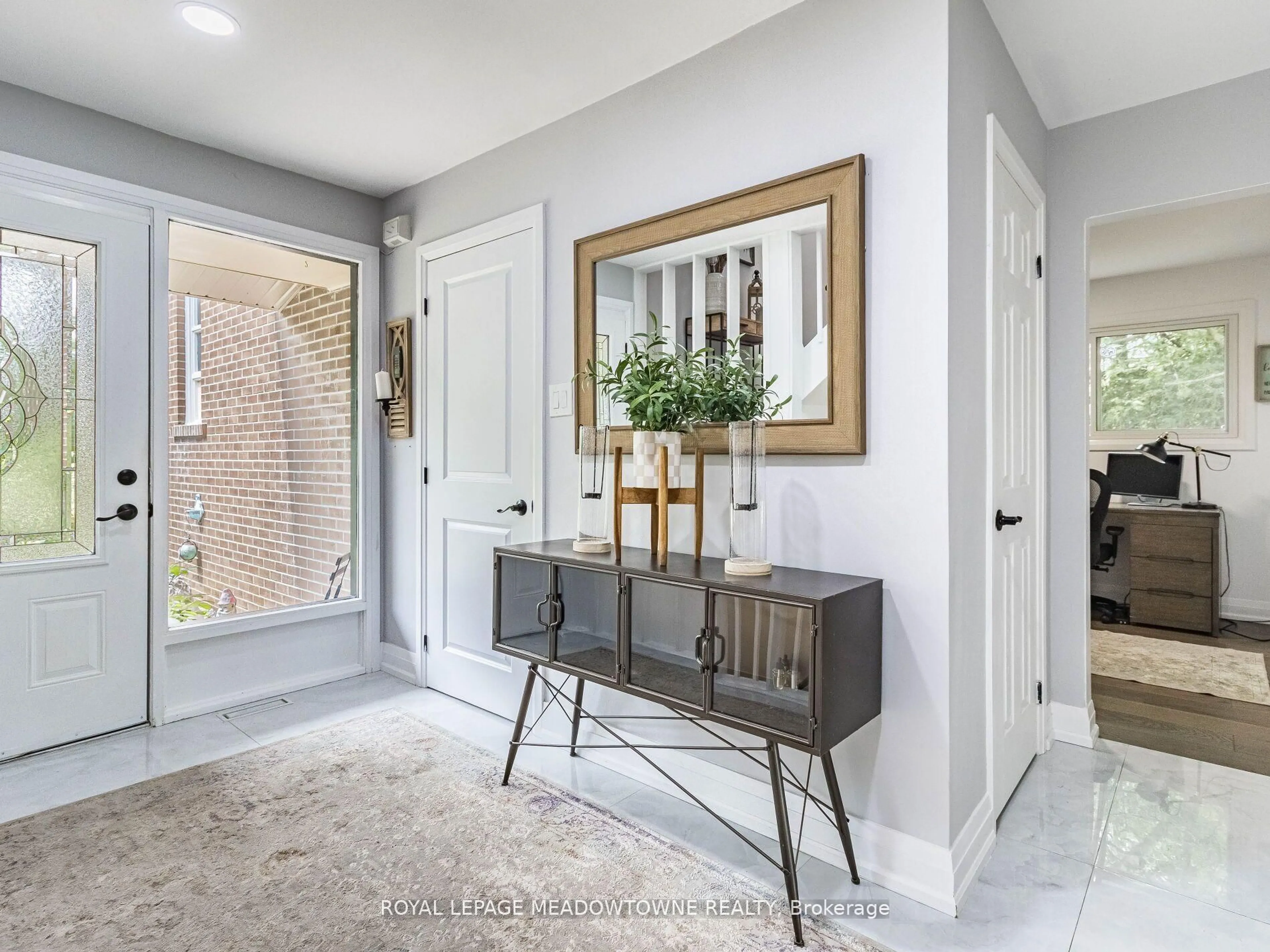 Indoor entryway for 1 Cedar Dr, Caledon Ontario L7K 1H4
