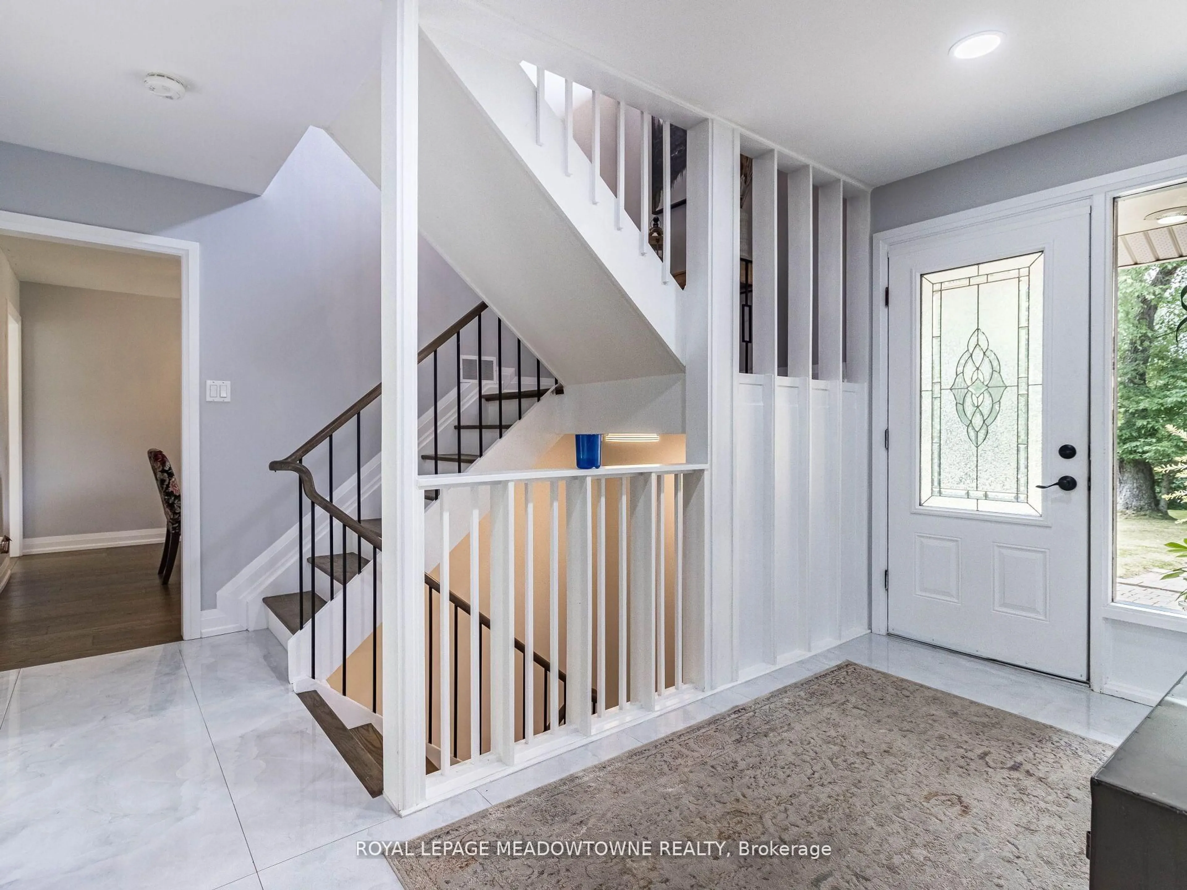 Indoor entryway for 1 Cedar Dr, Caledon Ontario L7K 1H4