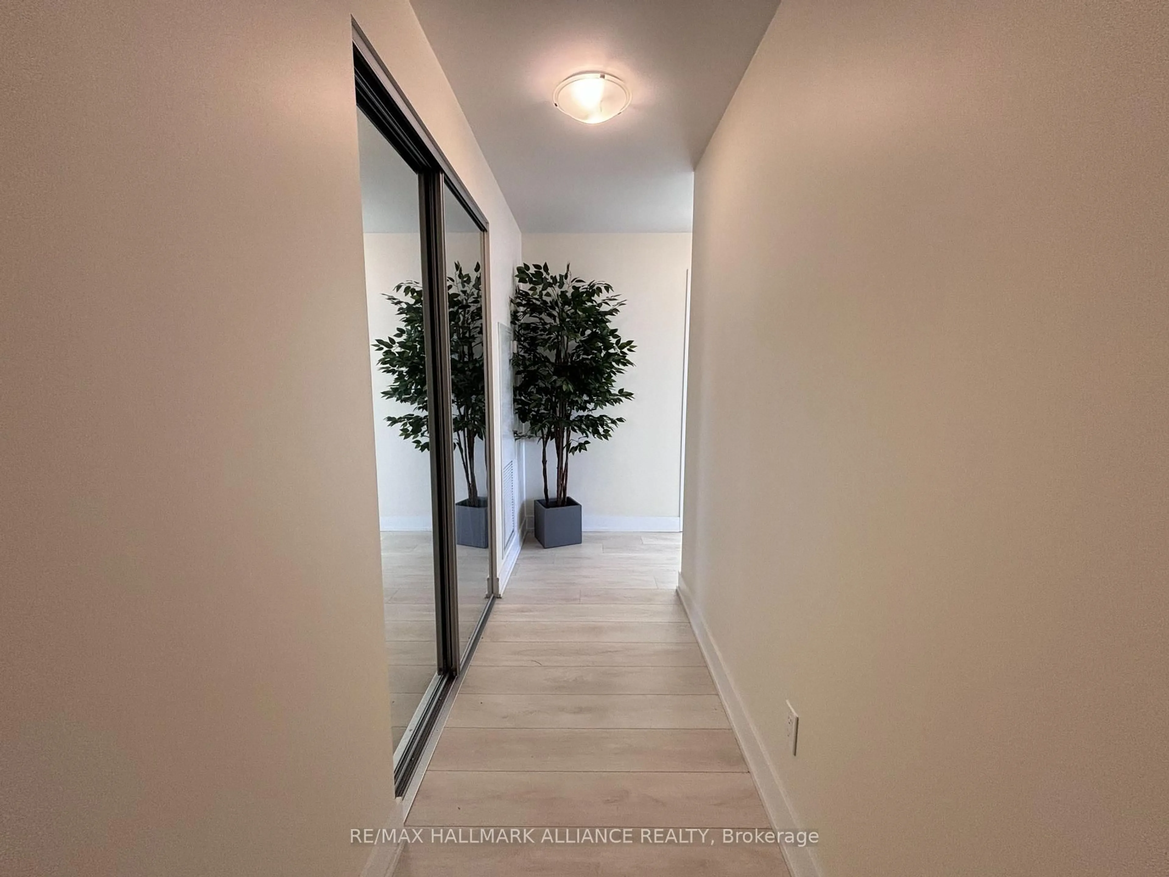 Indoor foyer for 297 Oak Walk Dr #1804, Oakville Ontario L6H 3R6