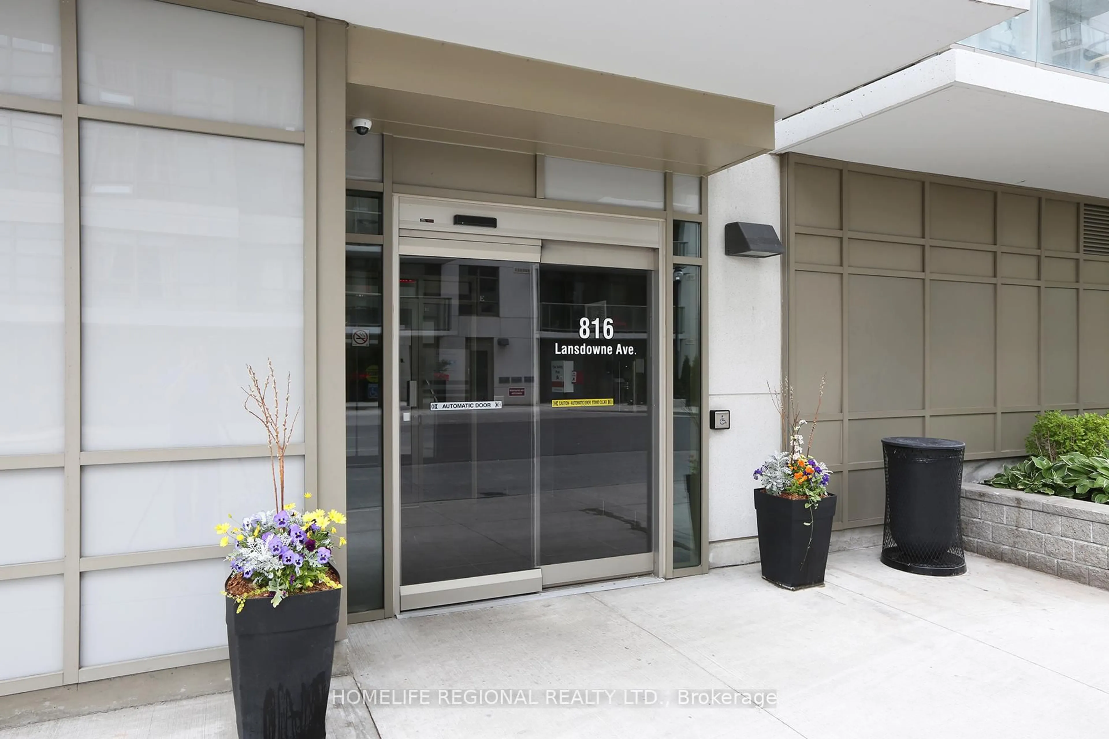 Indoor foyer for 816 Lansdowne Ave #1015, Toronto Ontario M6H 4K6