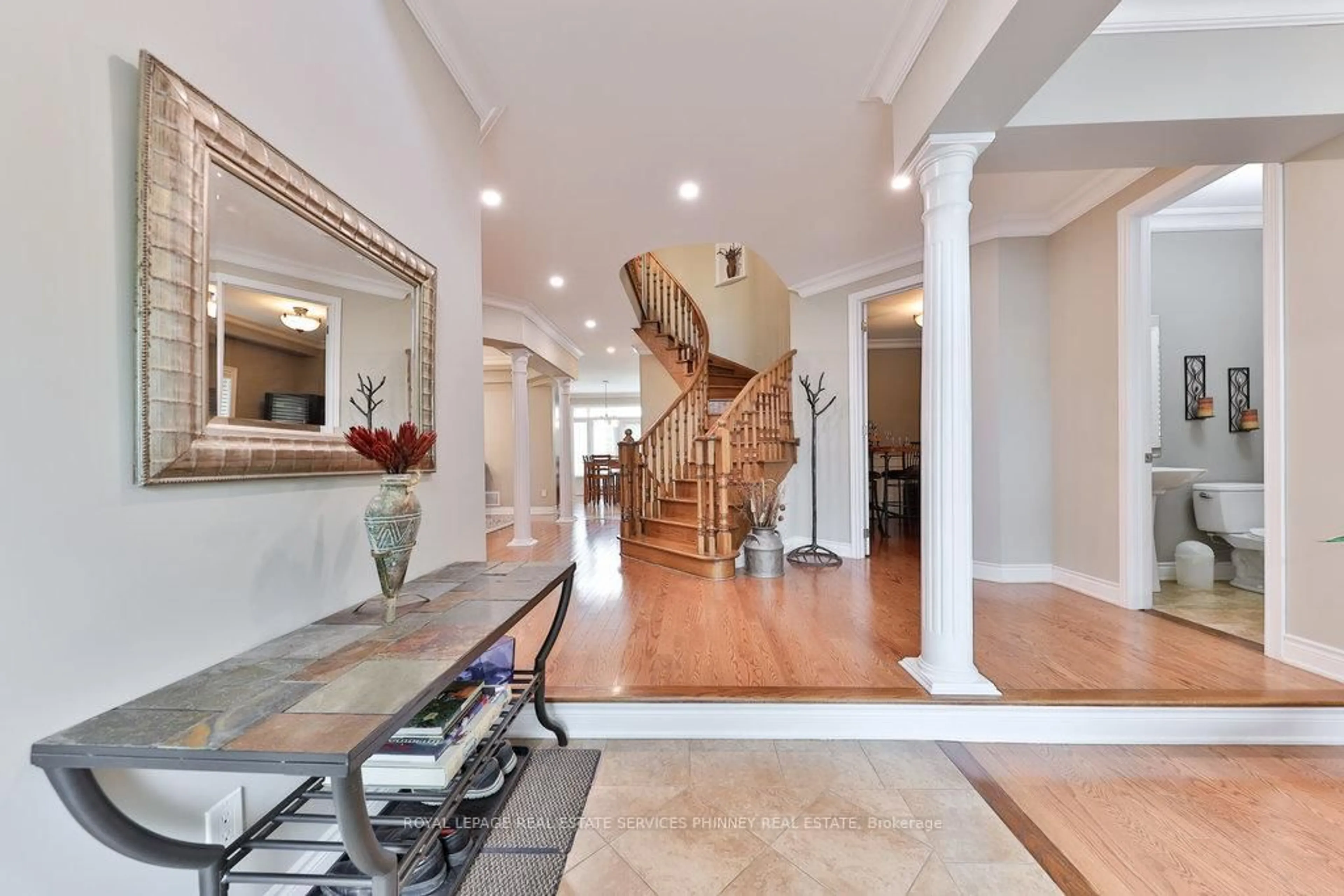 Indoor foyer for 3260 Ribble Cres, Oakville Ontario L6M 0B1