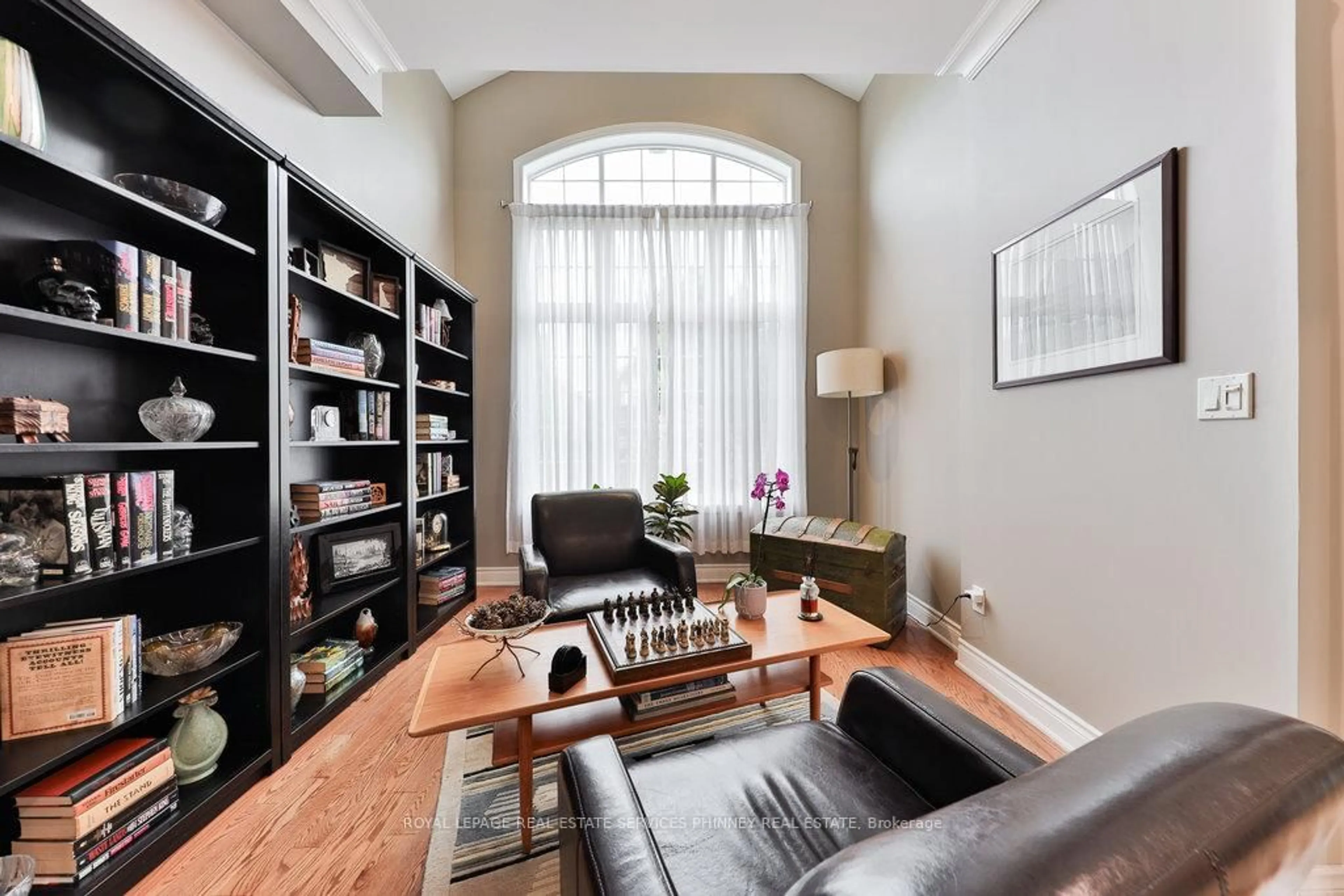 Living room with furniture, wood/laminate floor for 3260 Ribble Cres, Oakville Ontario L6M 0B1