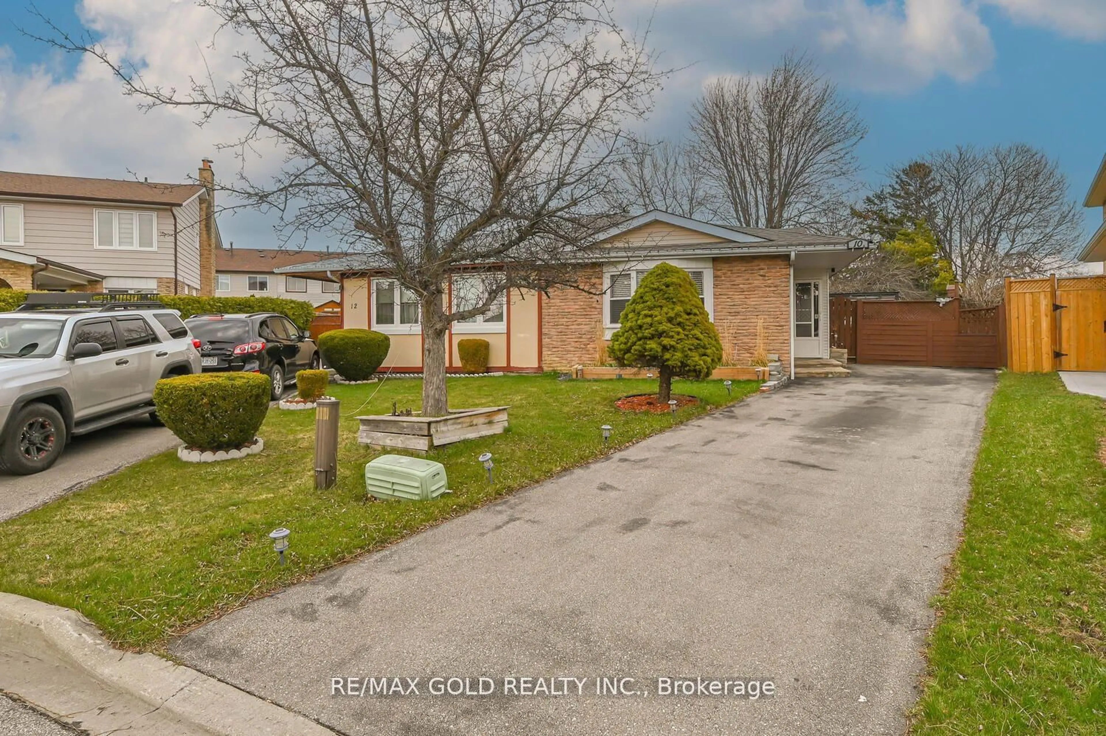 A pic from outside/outdoor area/front of a property/back of a property/a pic from drone, street for 10 Cupola Crt, Brampton Ontario L6V 2R5