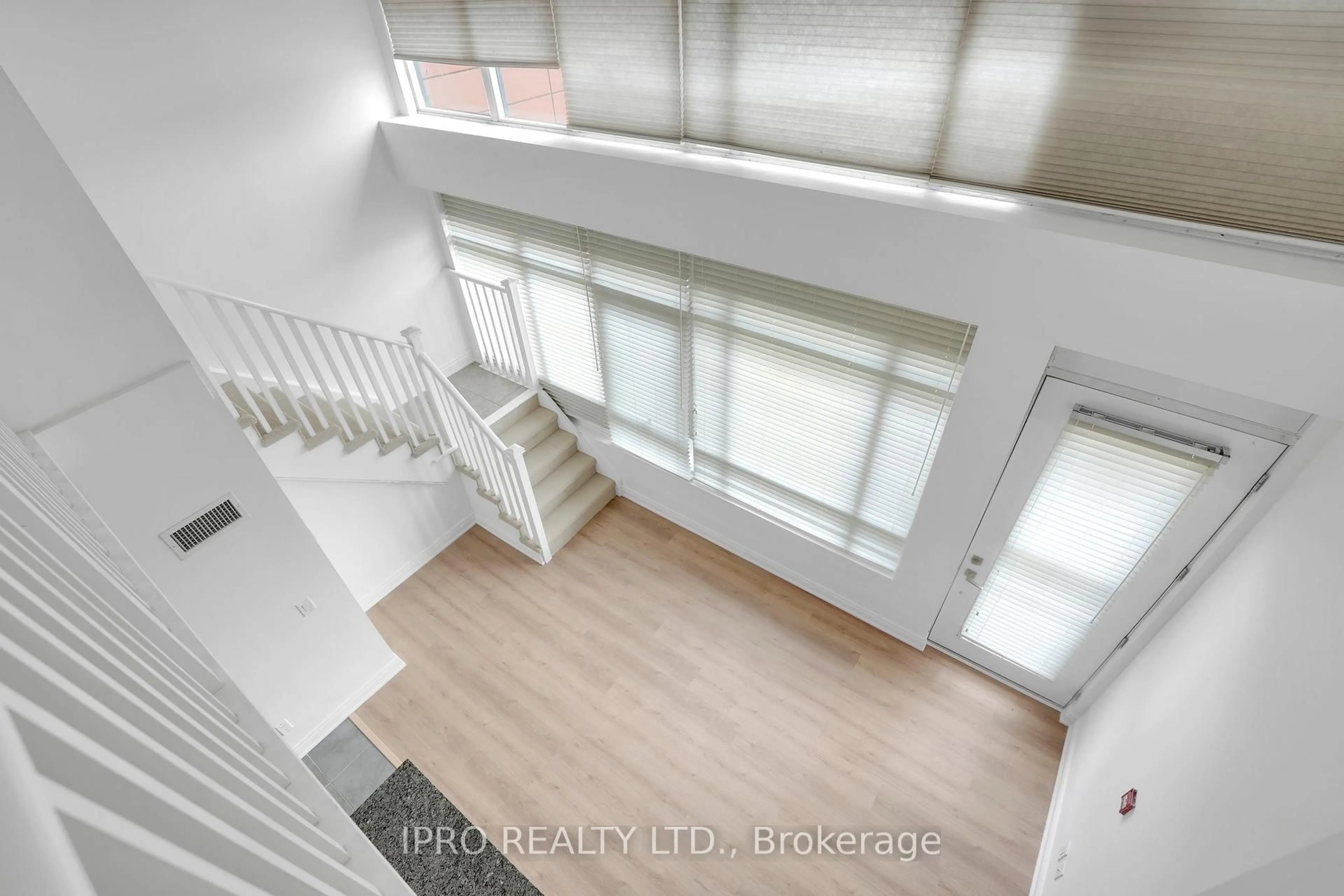Indoor foyer for 5001 Corporate Dr #101, Burlington Ontario L7L 0H5