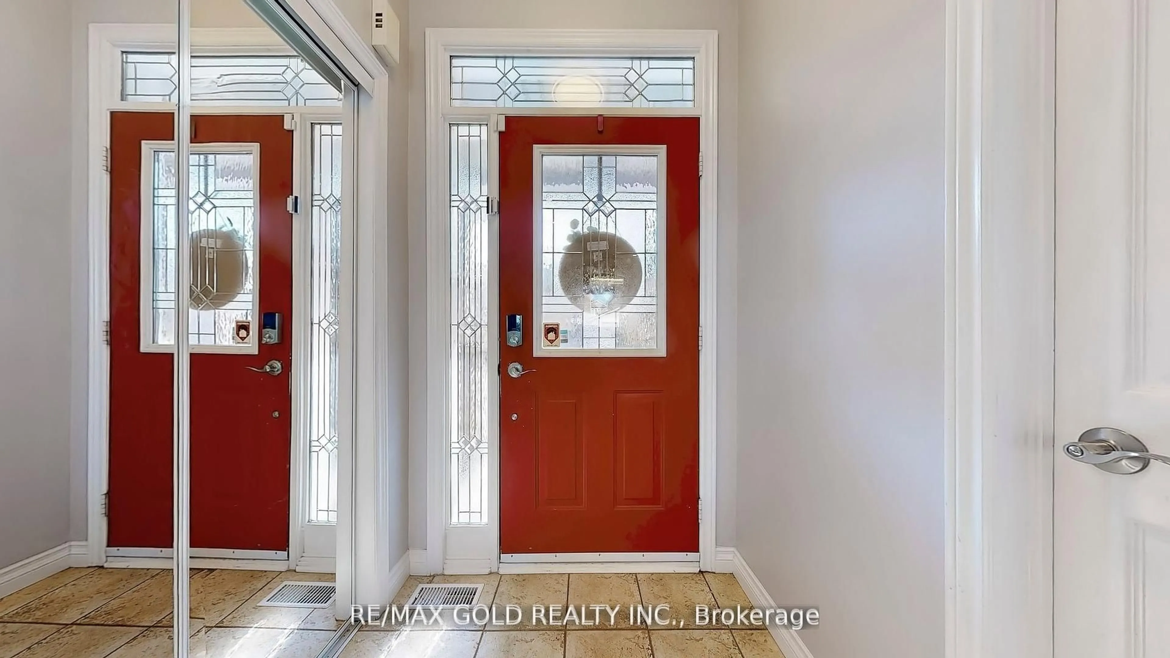 Indoor entryway for 32 Ashdale Rd, Brampton Ontario L6Y 5M7