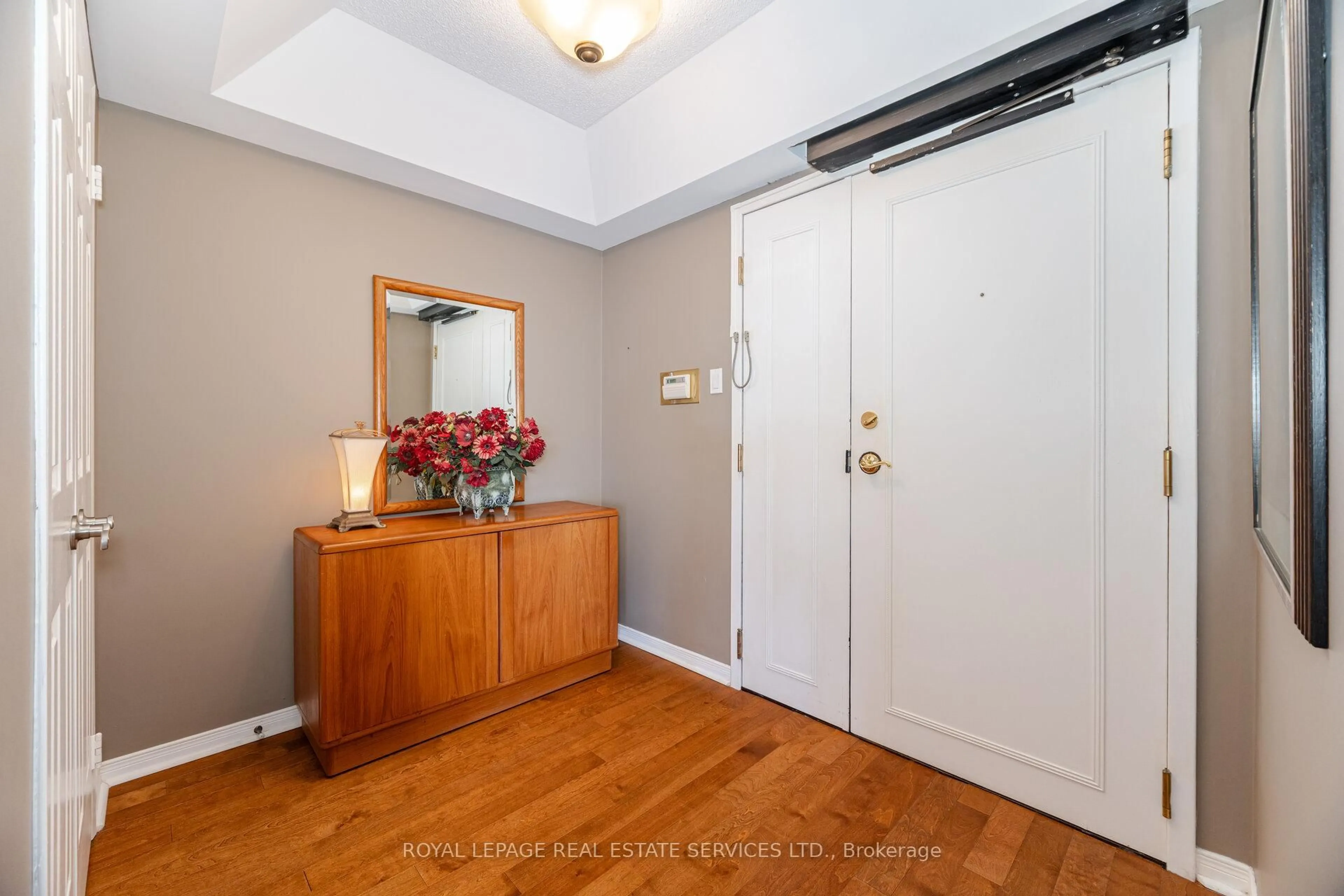Indoor entryway for 1700 The Collegeway #710, Mississauga Ontario L5L 4M2