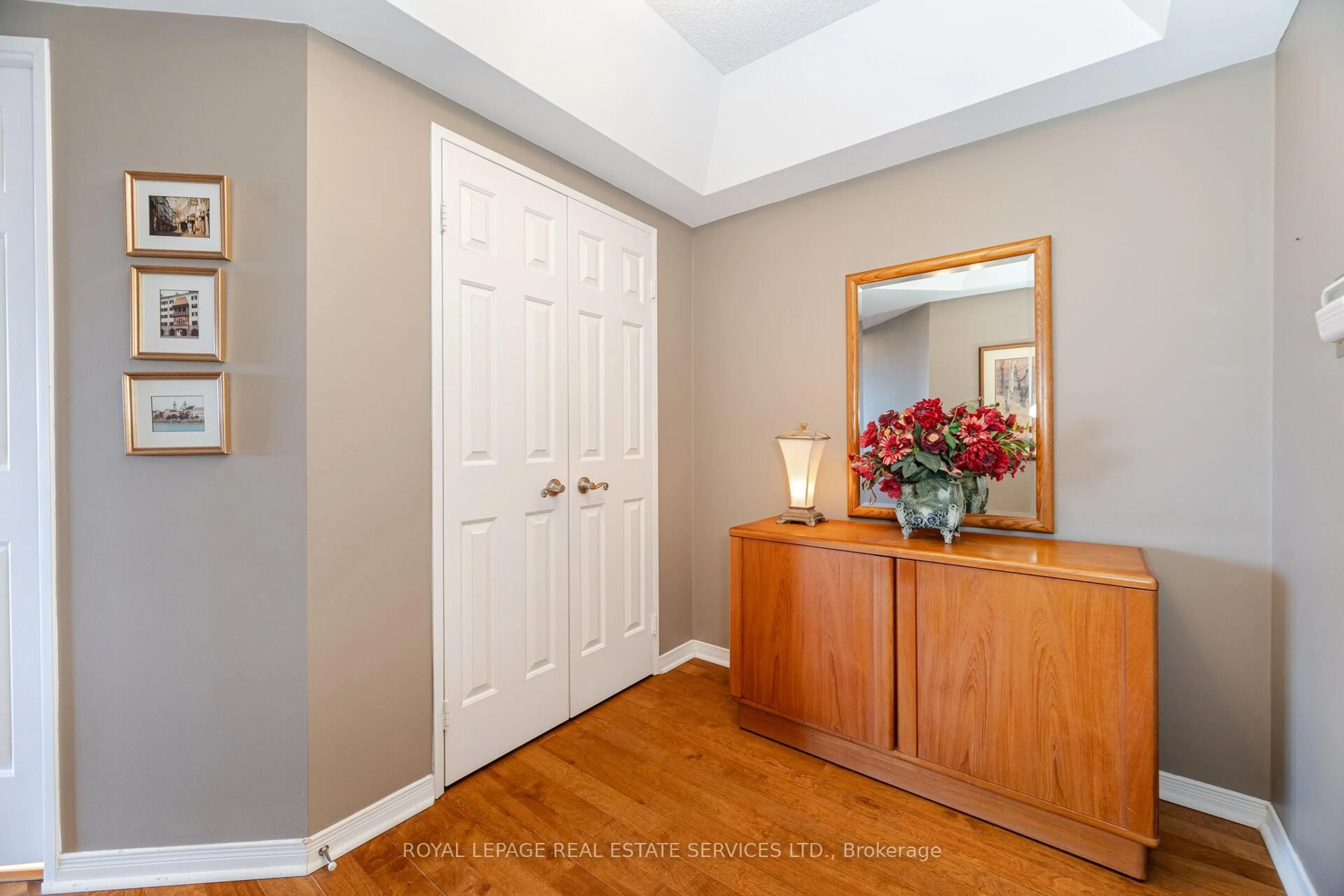 Indoor entryway for 1700 The Collegeway #710, Mississauga Ontario L5L 4M2