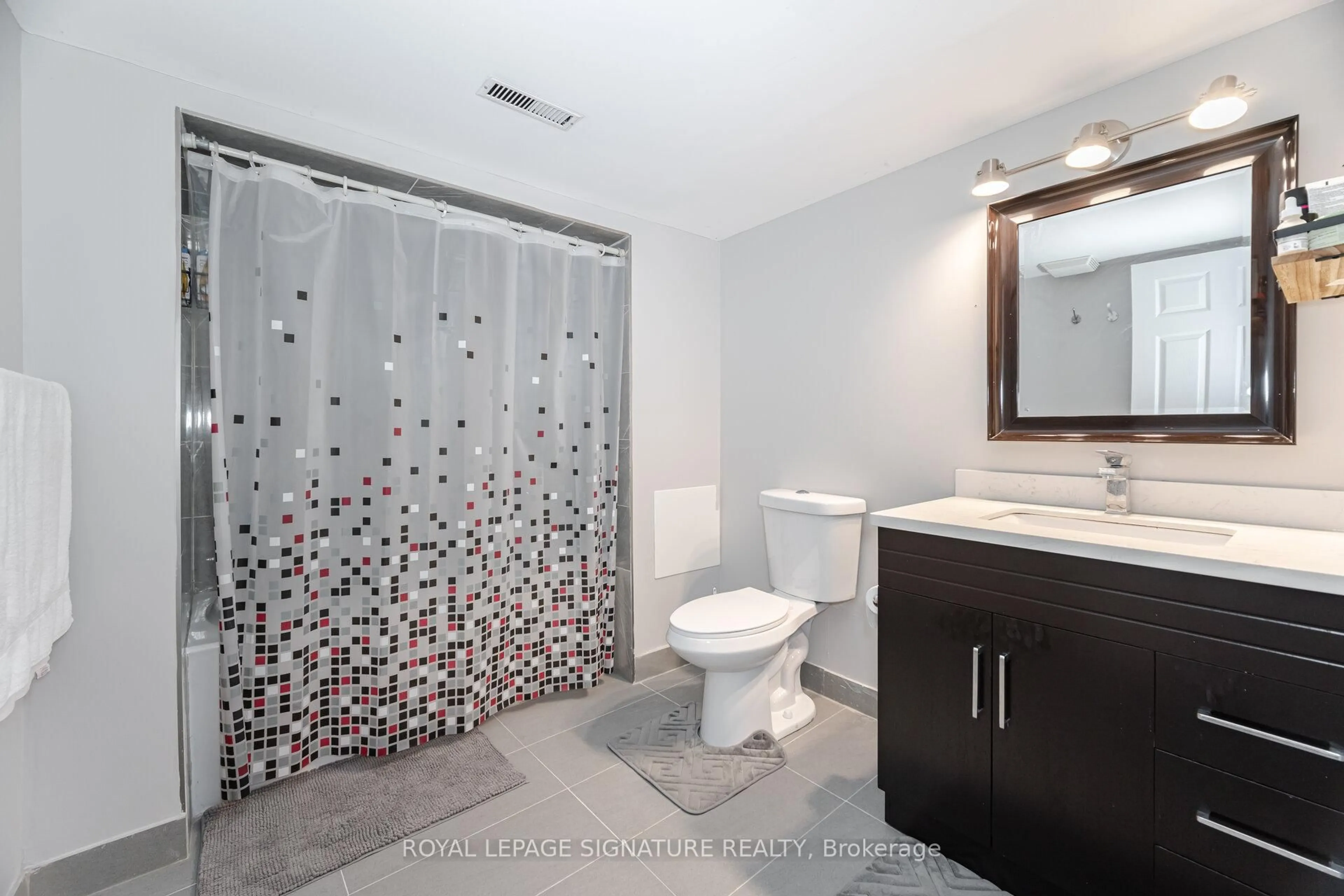 Standard bathroom, ceramic/tile floor for 629 Amesbury Ave, Mississauga Ontario L5R 3J1