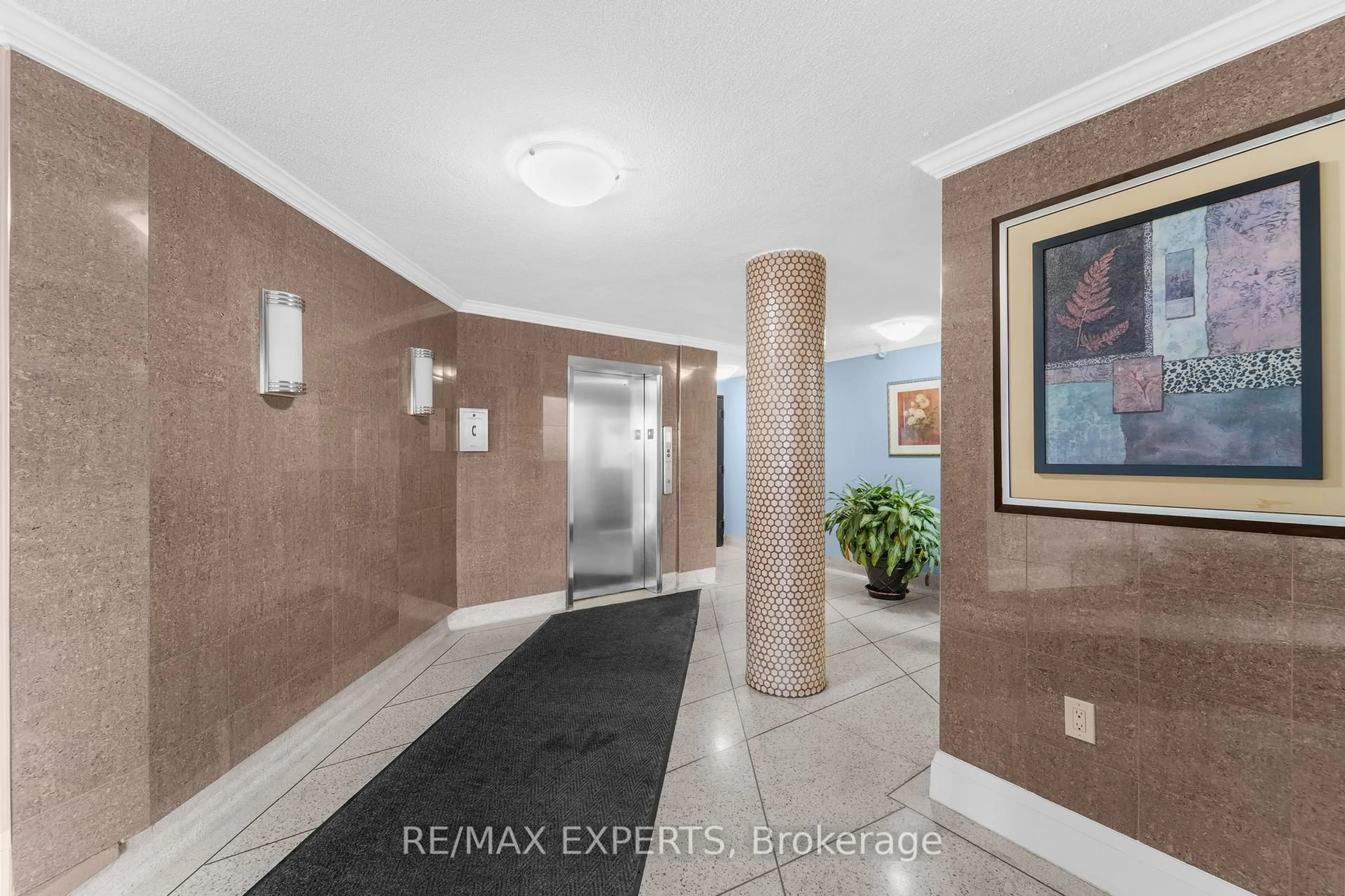 Indoor foyer for 50 Gulliver Rd #208, Toronto Ontario M6M 2N2