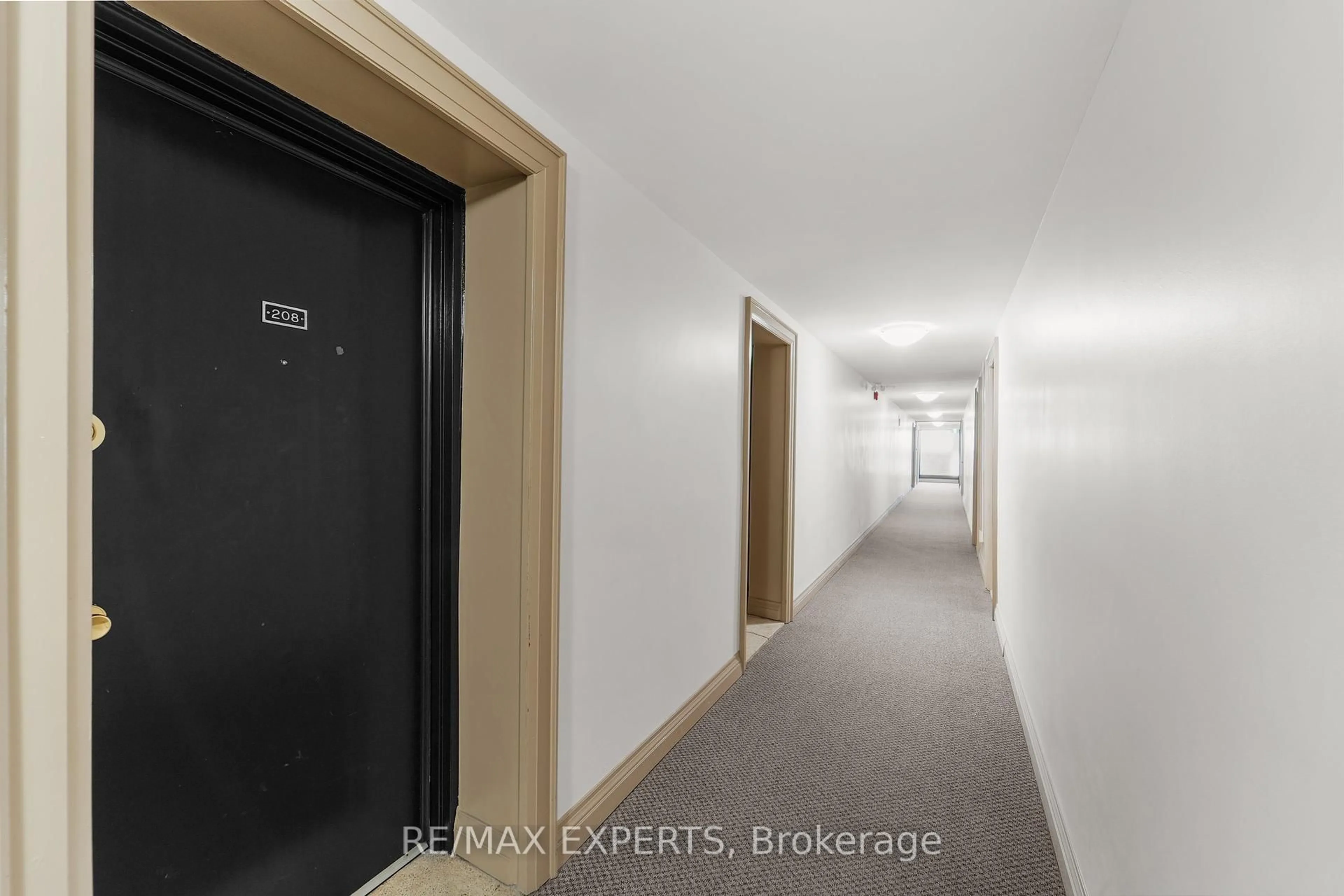 Indoor foyer for 50 Gulliver Rd #208, Toronto Ontario M6M 2N2