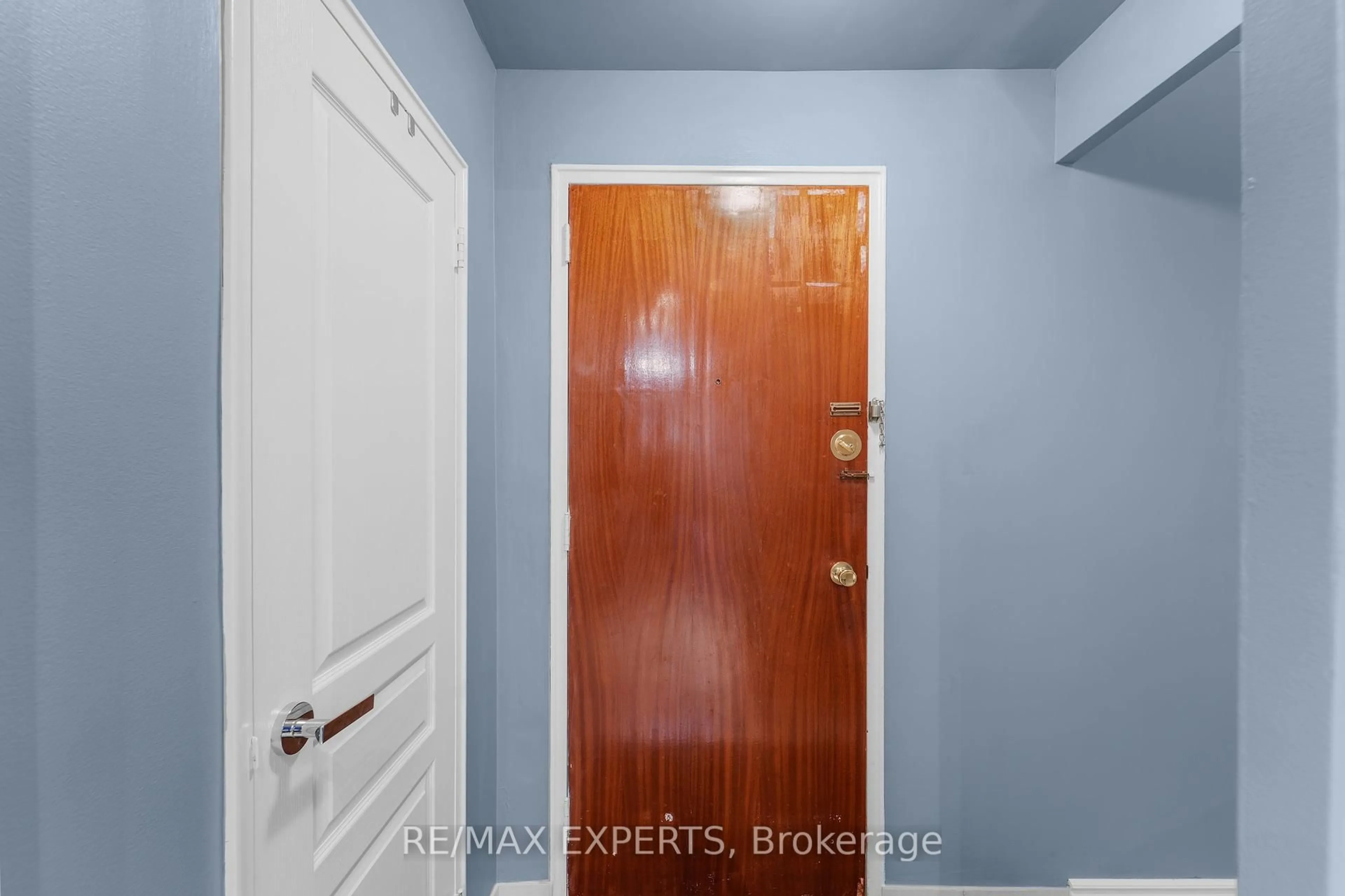 Indoor entryway for 50 Gulliver Rd #208, Toronto Ontario M6M 2N2