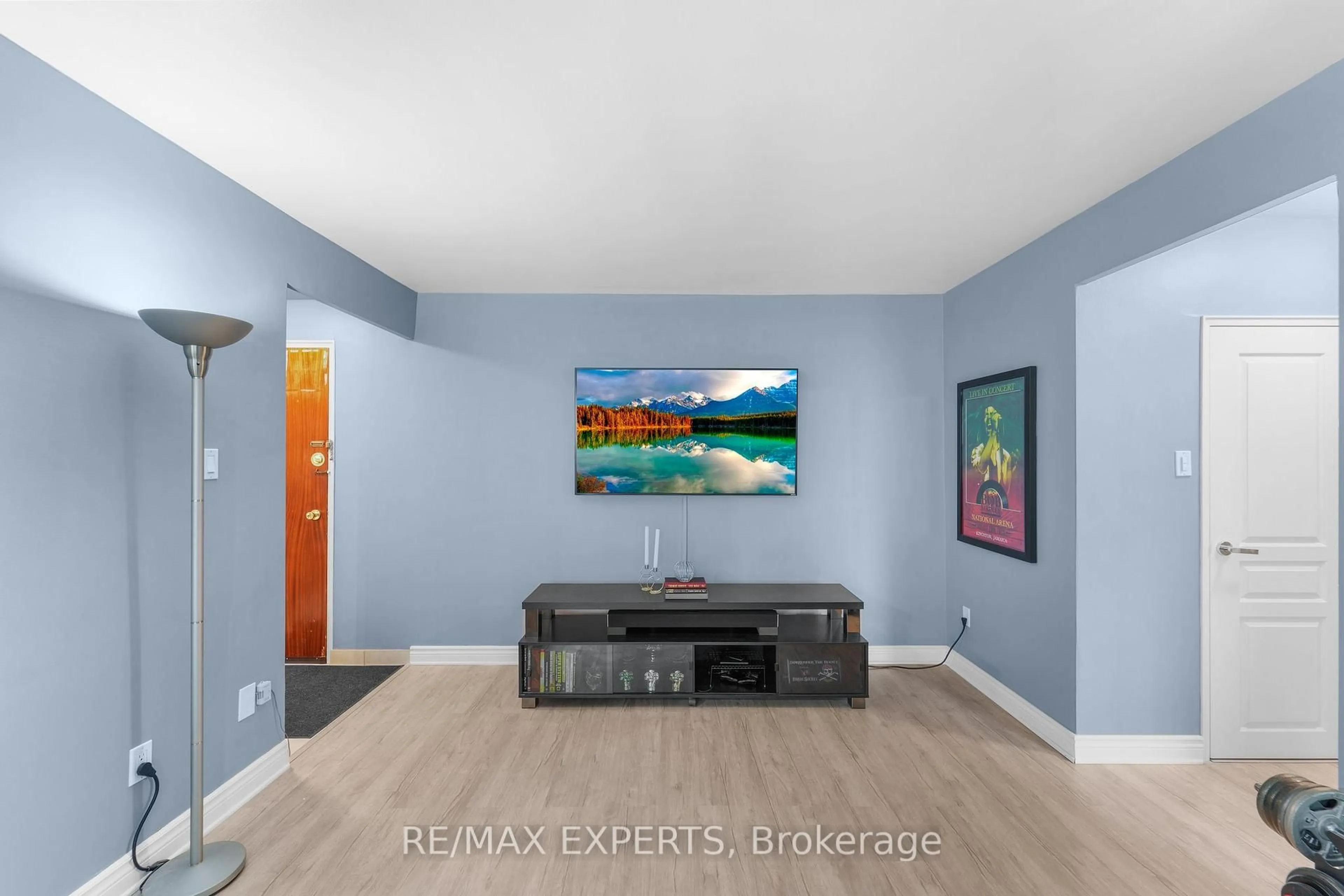 Home theater for 50 Gulliver Rd #208, Toronto Ontario M6M 2N2