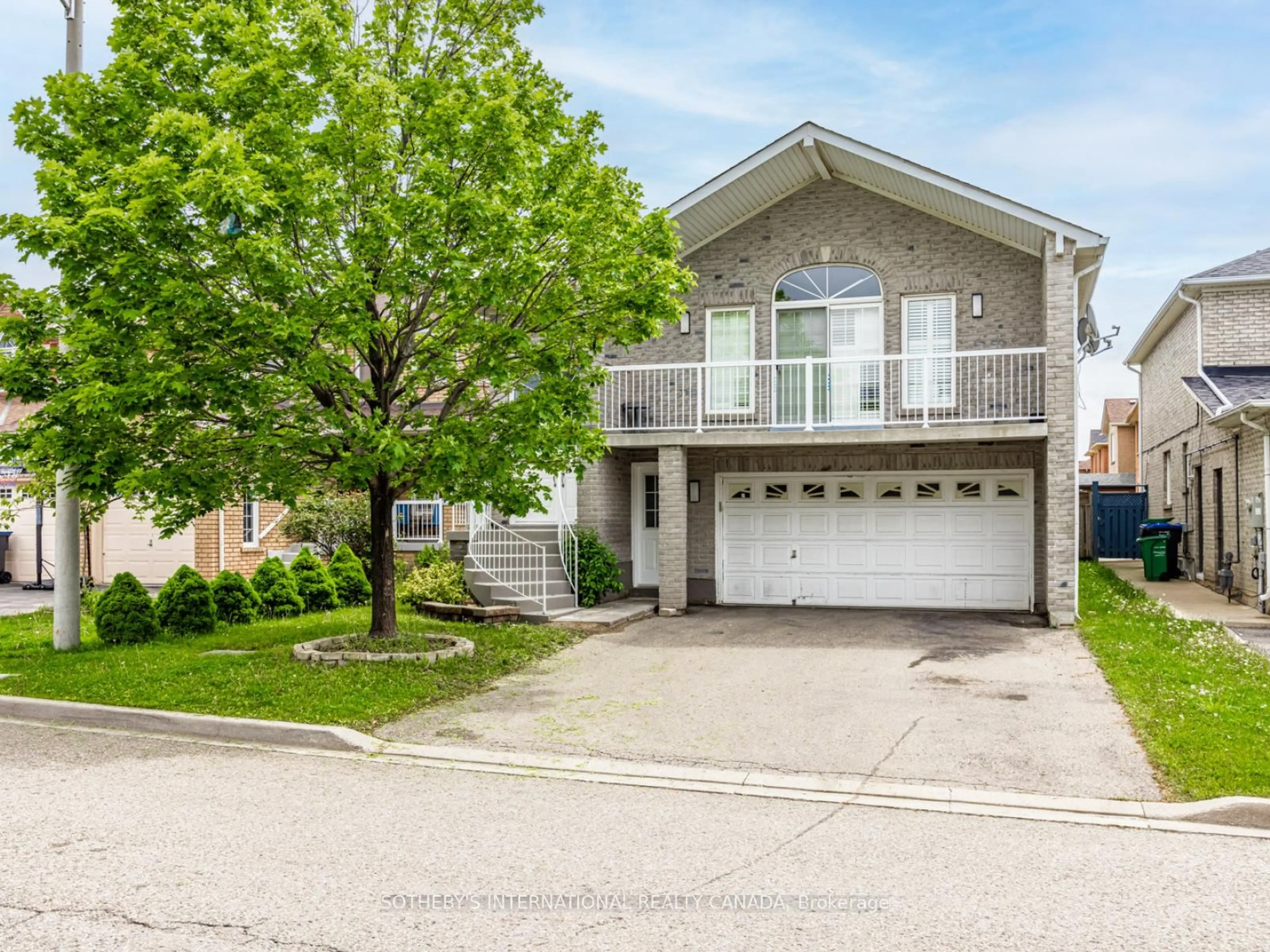 Home with vinyl exterior material, street for 140 Yuile Crt, Brampton Ontario L6Y 5J6