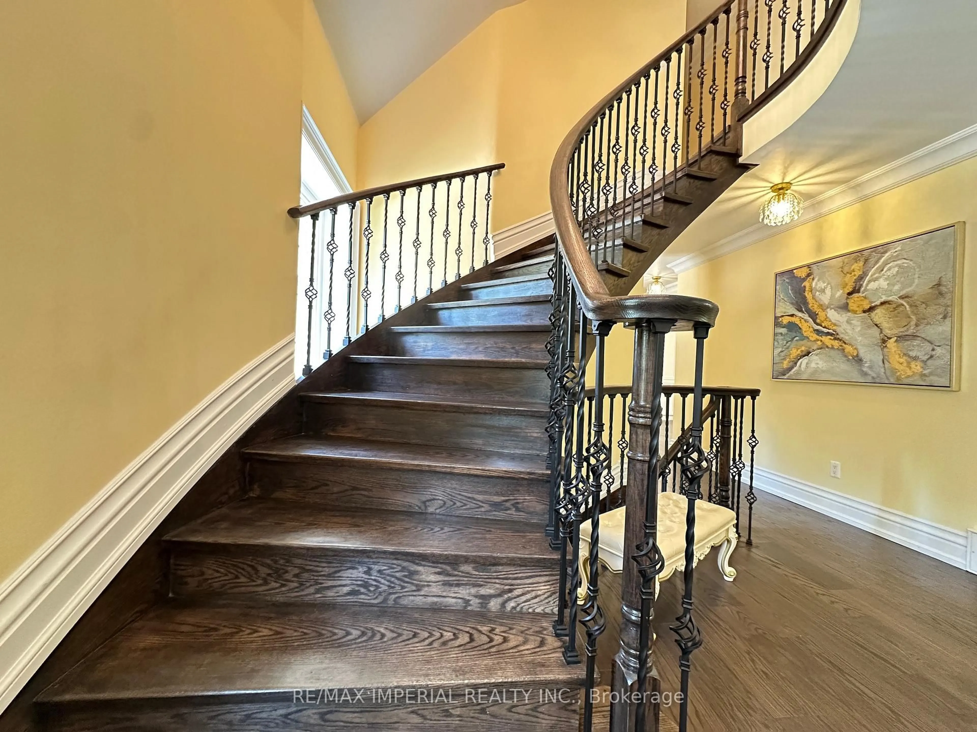 Stairs for 1033 Wenleigh Crt, Mississauga Ontario L5H 1M7