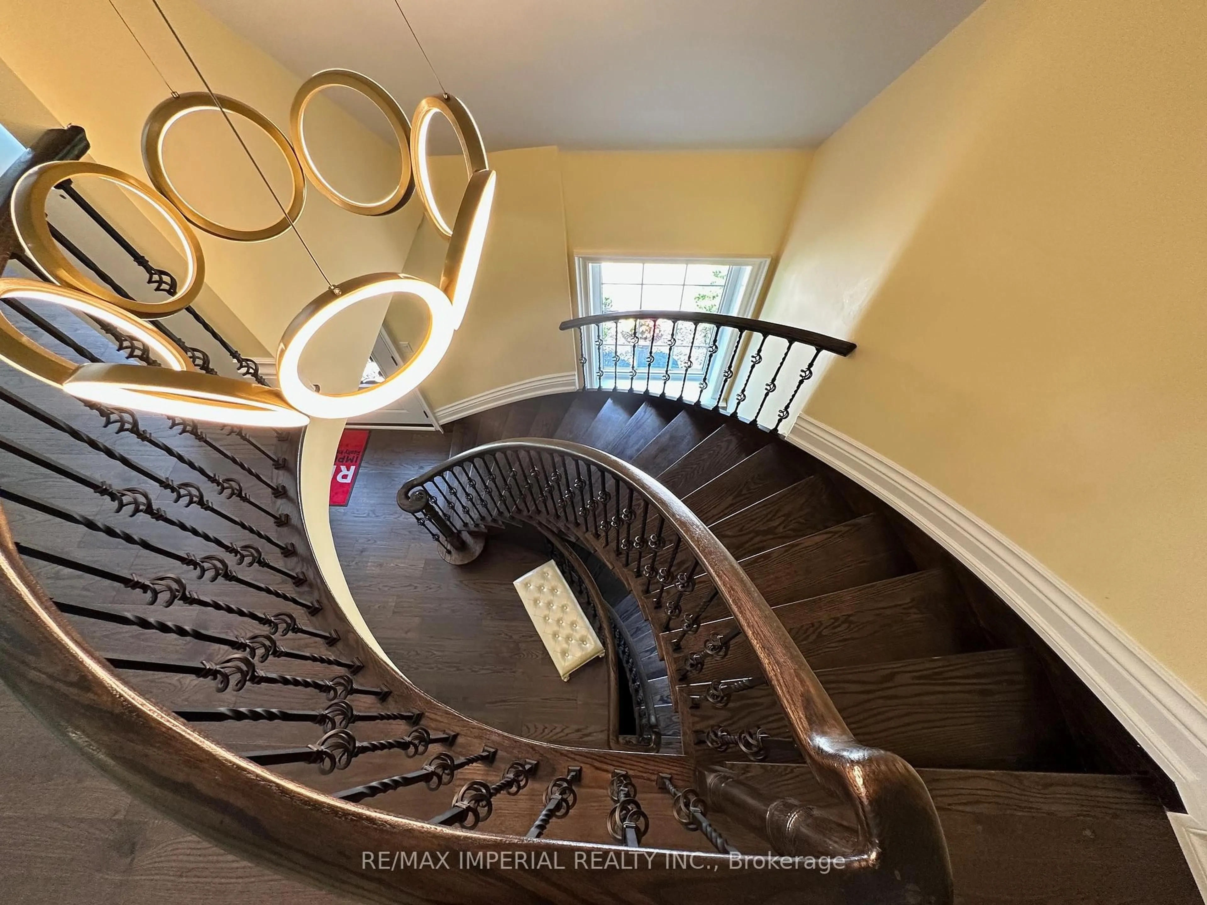 Stairs for 1033 Wenleigh Crt, Mississauga Ontario L5H 1M7