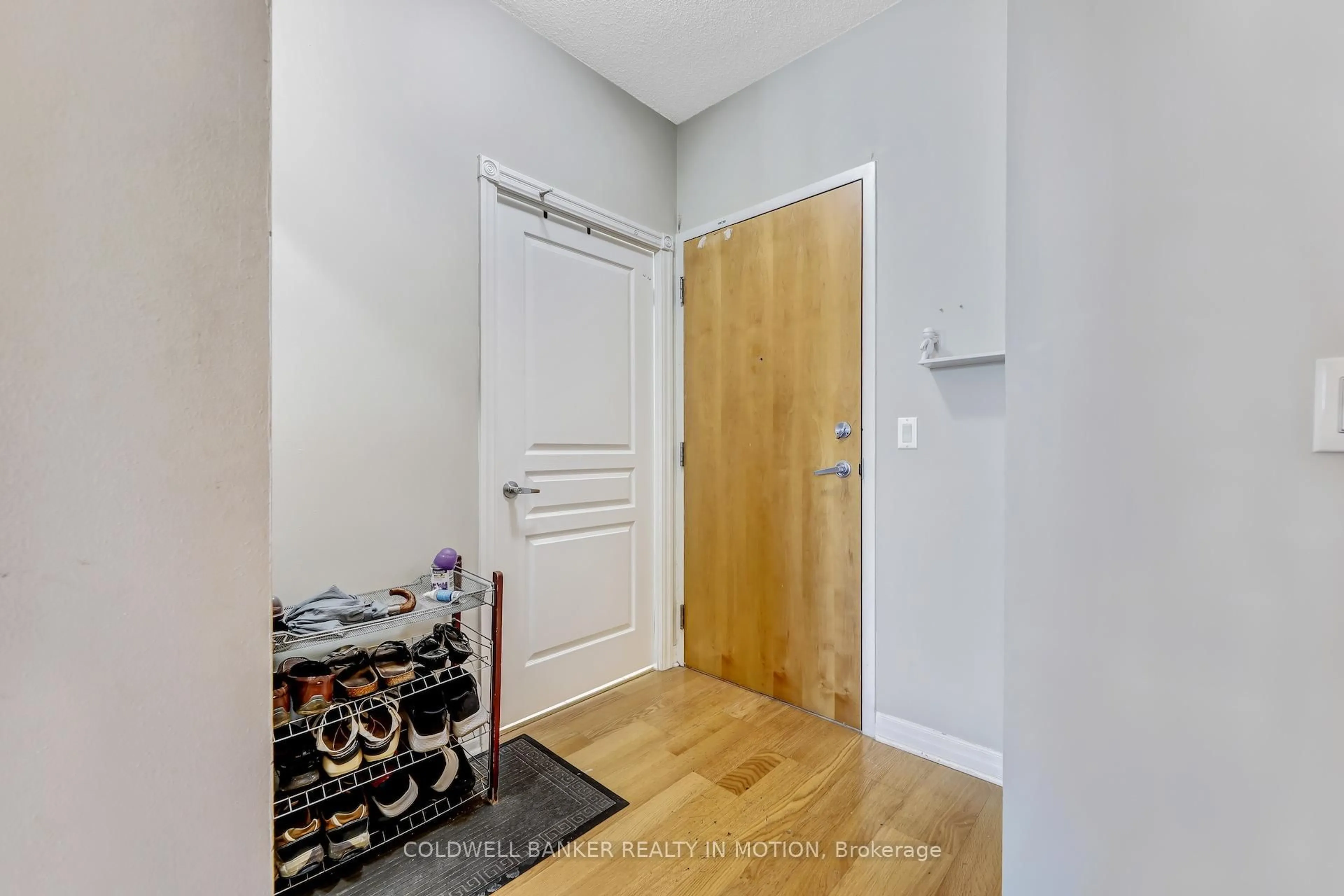 Indoor entryway for 3939 Duke of York Blvd, Mississauga Ontario L5B 4N2