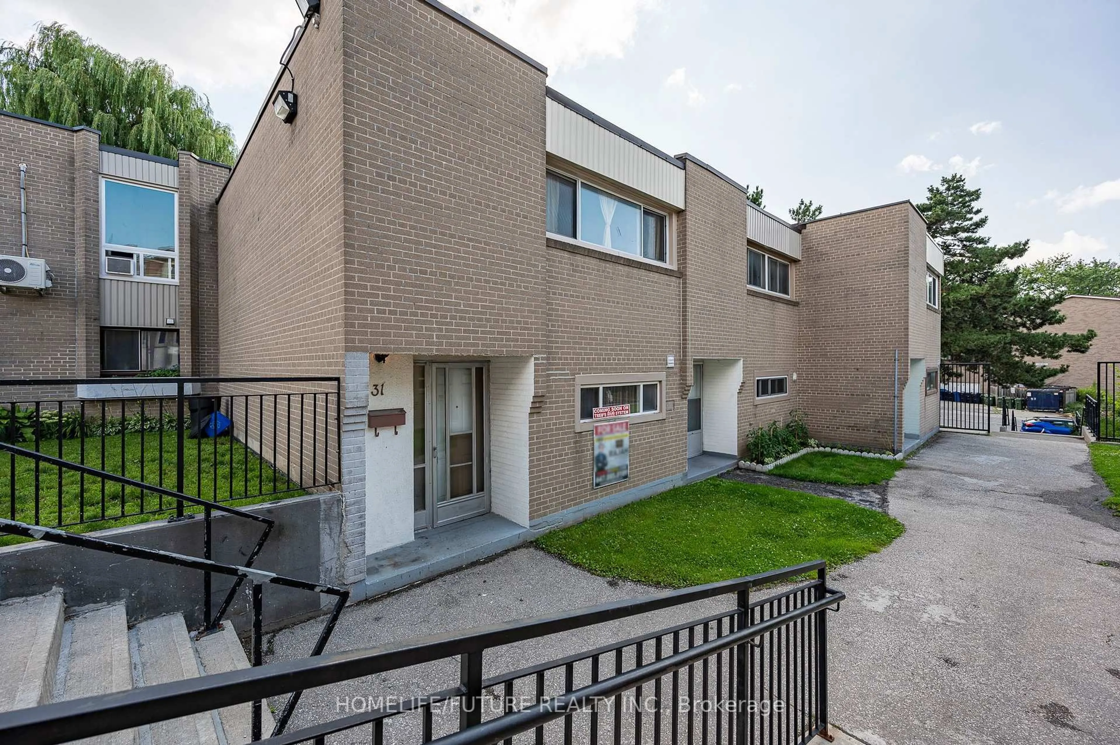 A pic from outside/outdoor area/front of a property/back of a property/a pic from drone, street for 21 London Green Crt #31, Toronto Ontario M3N 1K3
