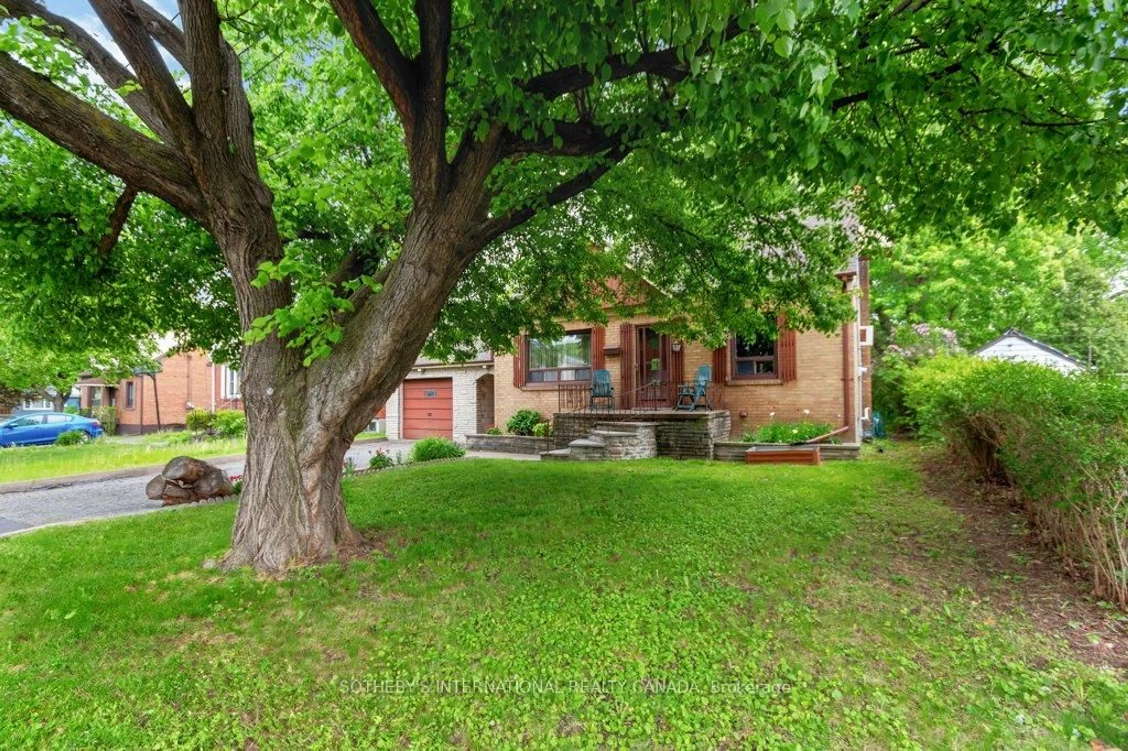 Patio, street for 9 Yvonne Ave, Toronto Ontario M3L 1C6