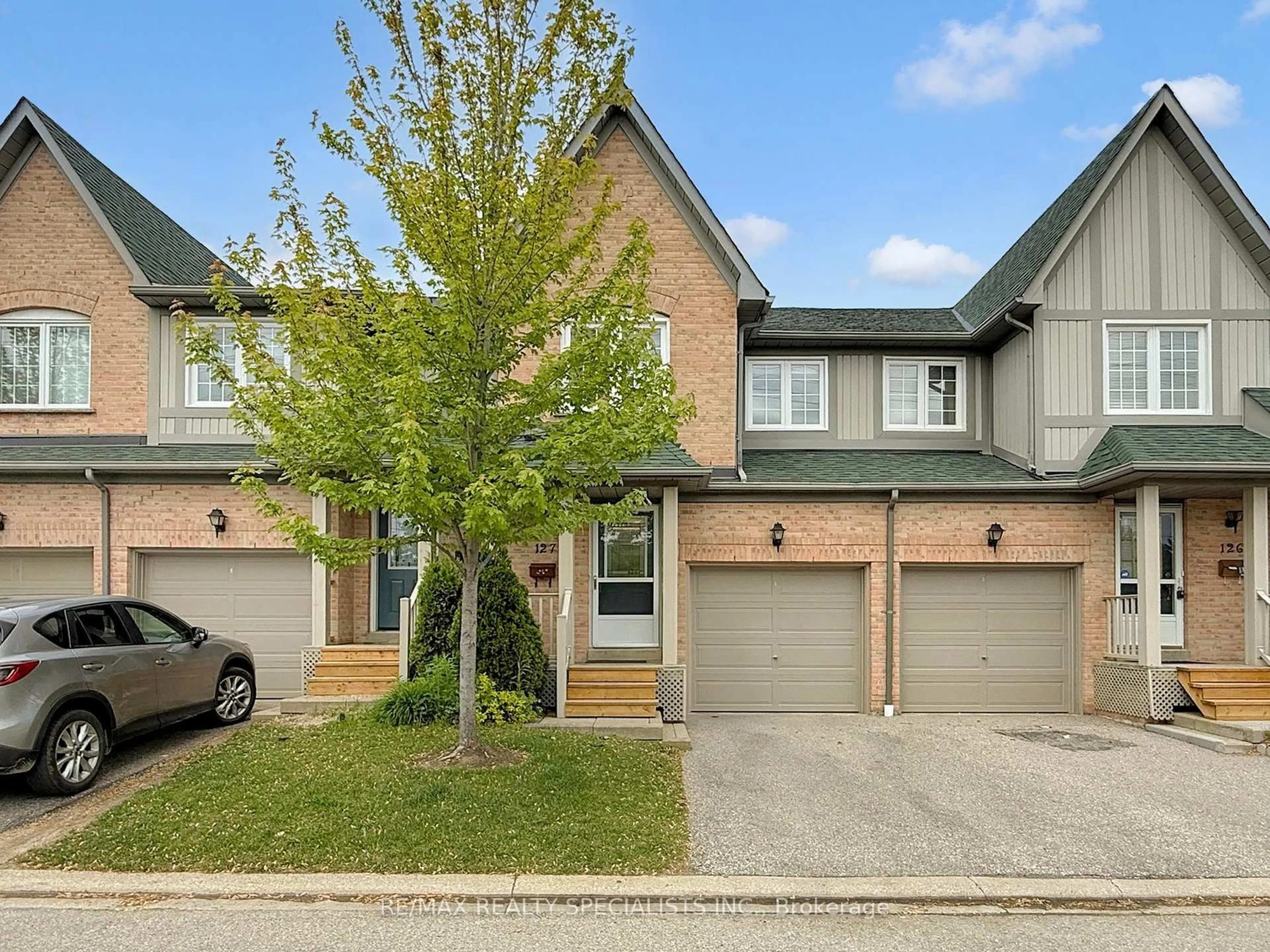 A pic from outside/outdoor area/front of a property/back of a property/a pic from drone, street for 2945 Thomas St #127, Mississauga Ontario L5M 6C1