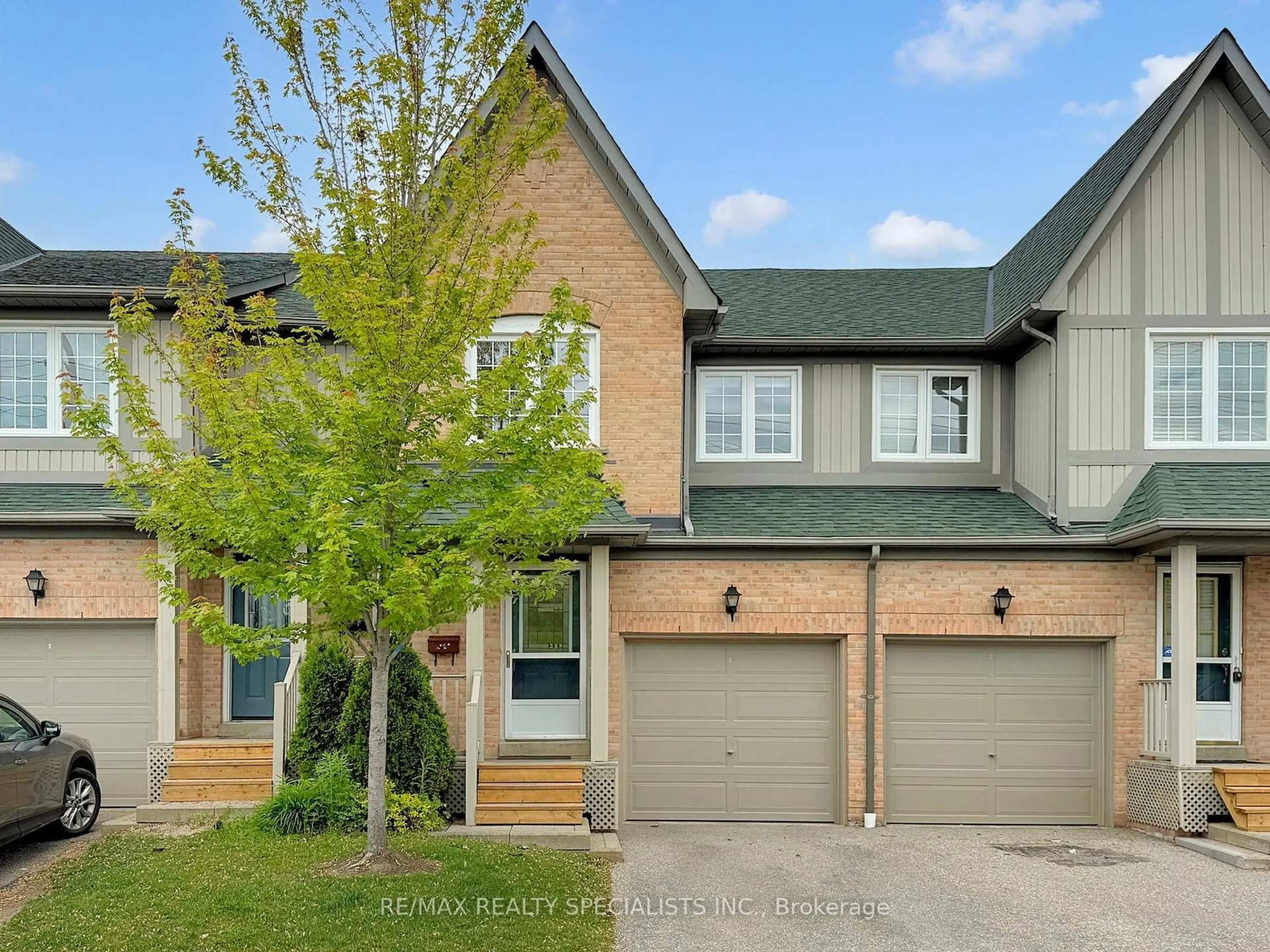 A pic from outside/outdoor area/front of a property/back of a property/a pic from drone, street for 2945 Thomas St #127, Mississauga Ontario L5M 6C1