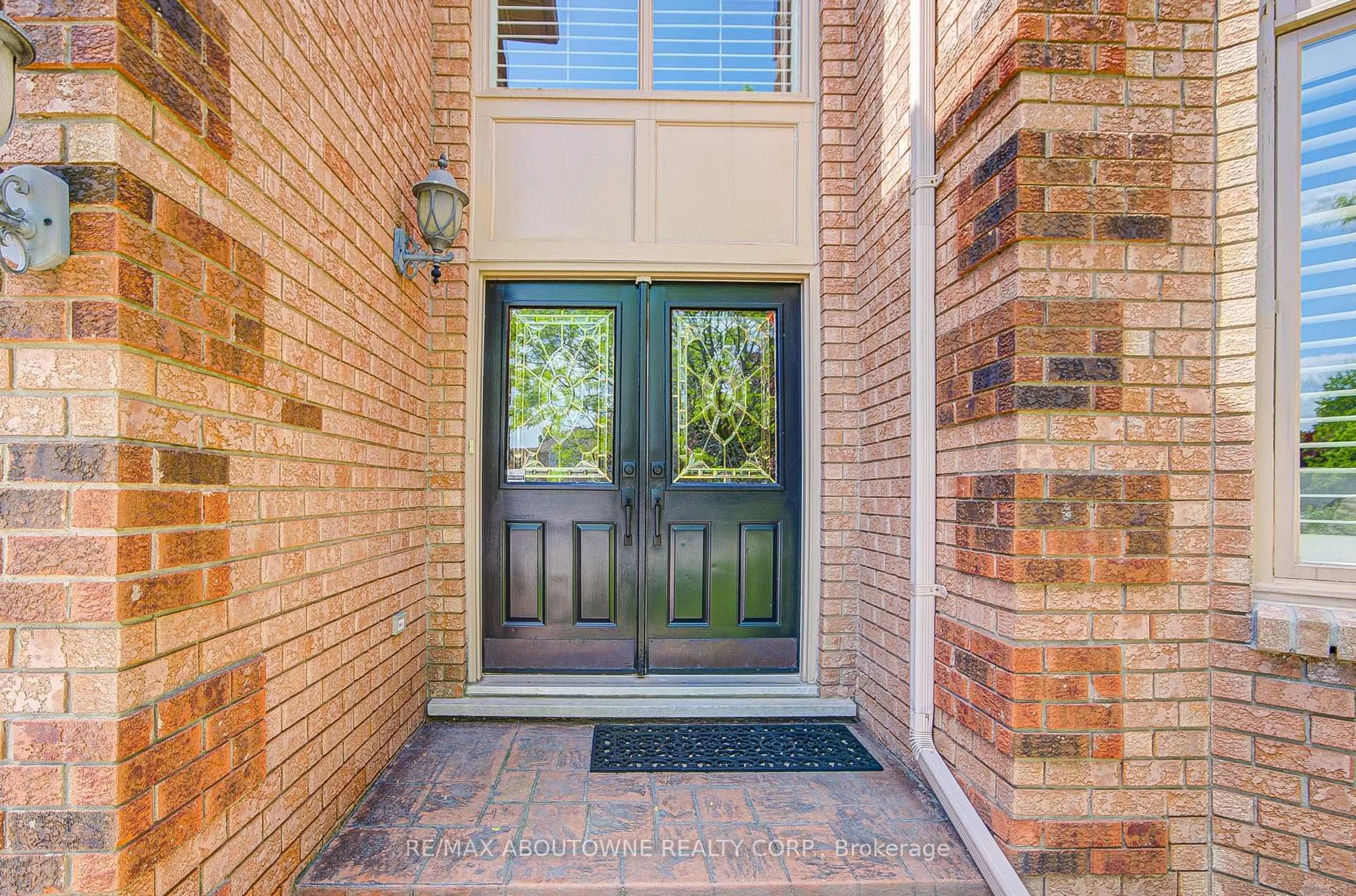 Indoor entryway for 1292 Grainer Crt, Oakville Ontario L6M 3A5