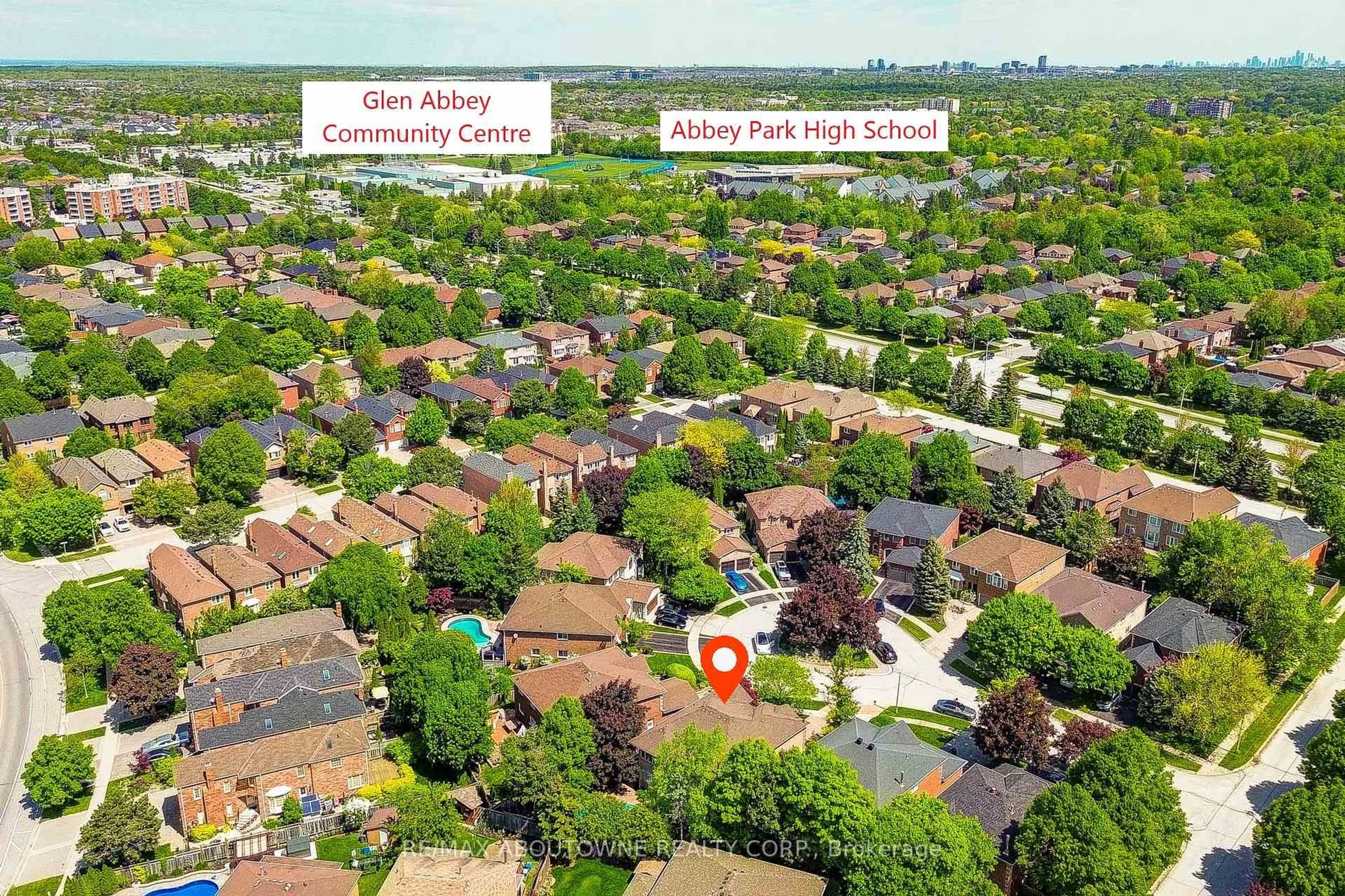 A pic from outside/outdoor area/front of a property/back of a property/a pic from drone, street for 1292 Grainer Crt, Oakville Ontario L6M 3A5
