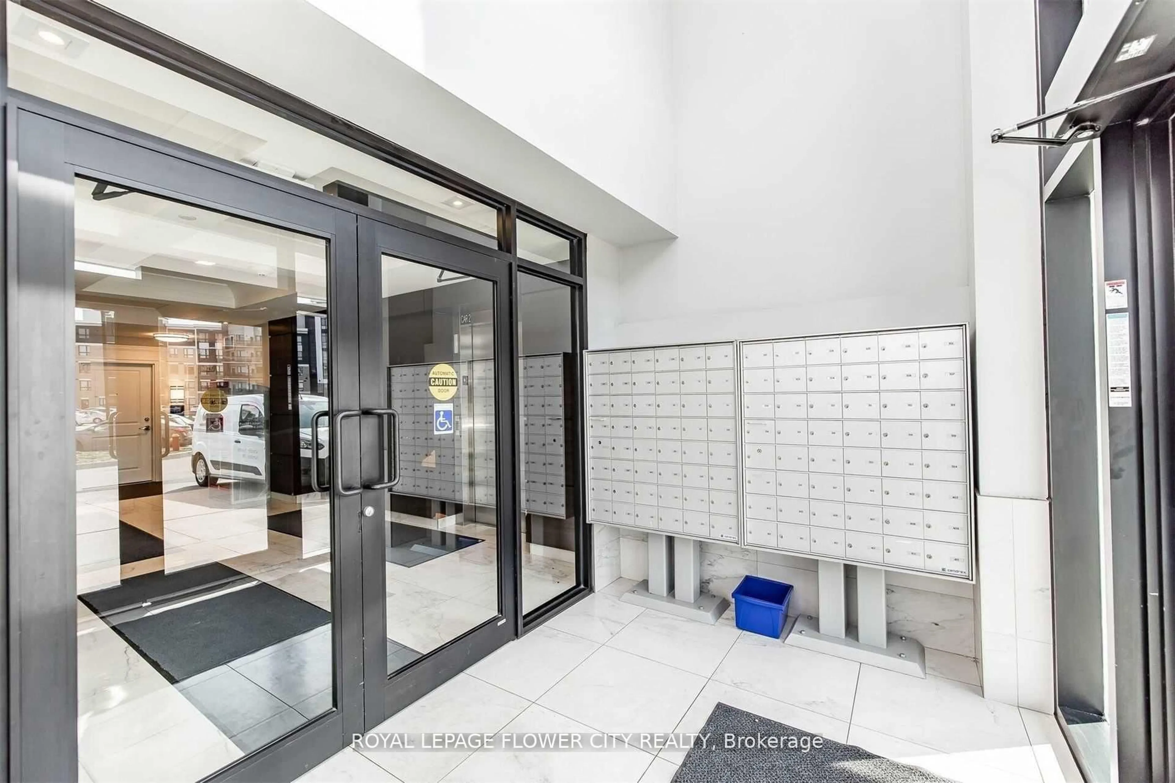 Indoor foyer for 630 Sauve St #404, Milton Ontario L9T 9A6