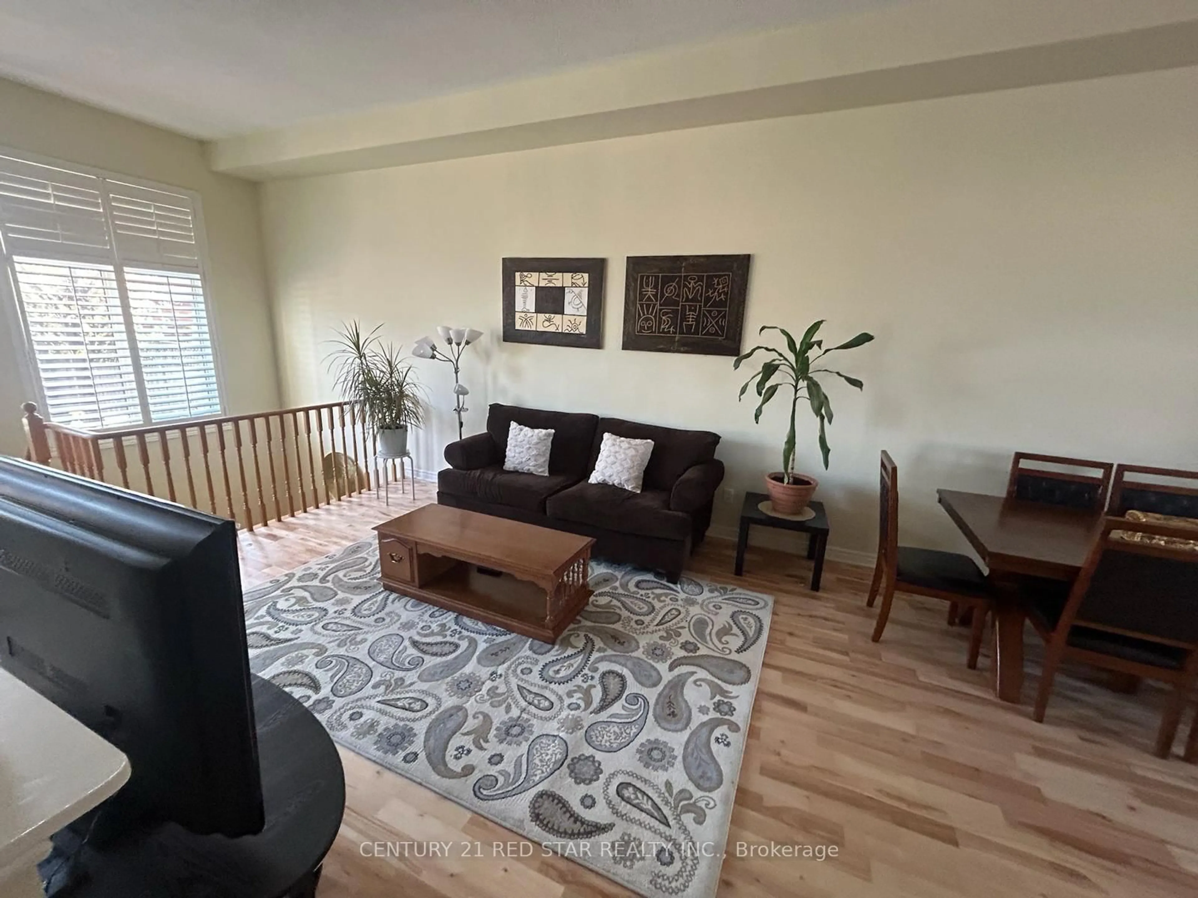 Living room with furniture, wood/laminate floor for 5197 Preservation Circ, Mississauga Ontario L5M 7T3