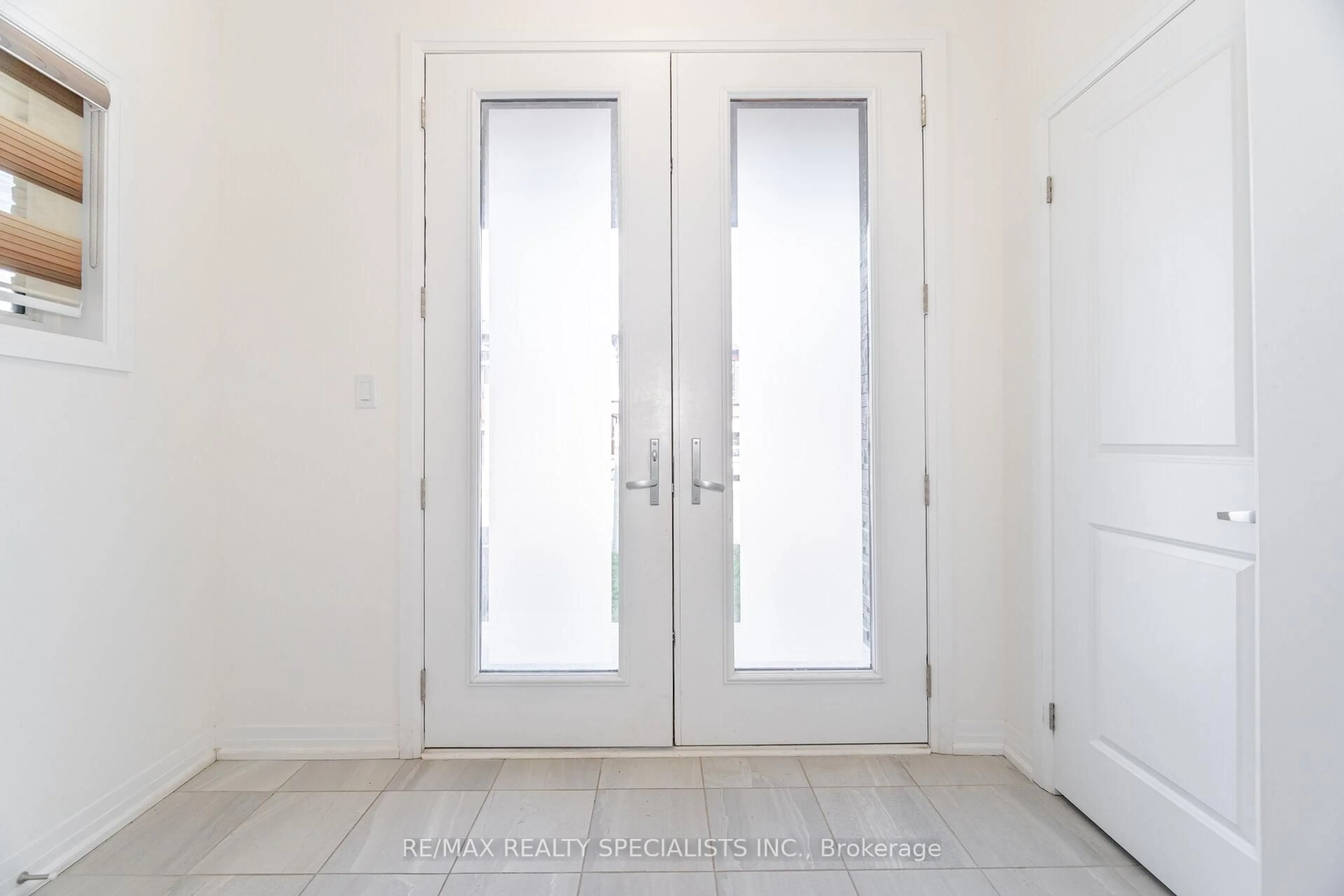 Indoor entryway for 26 Haydrop Rd, Brampton Ontario L6P 4P2