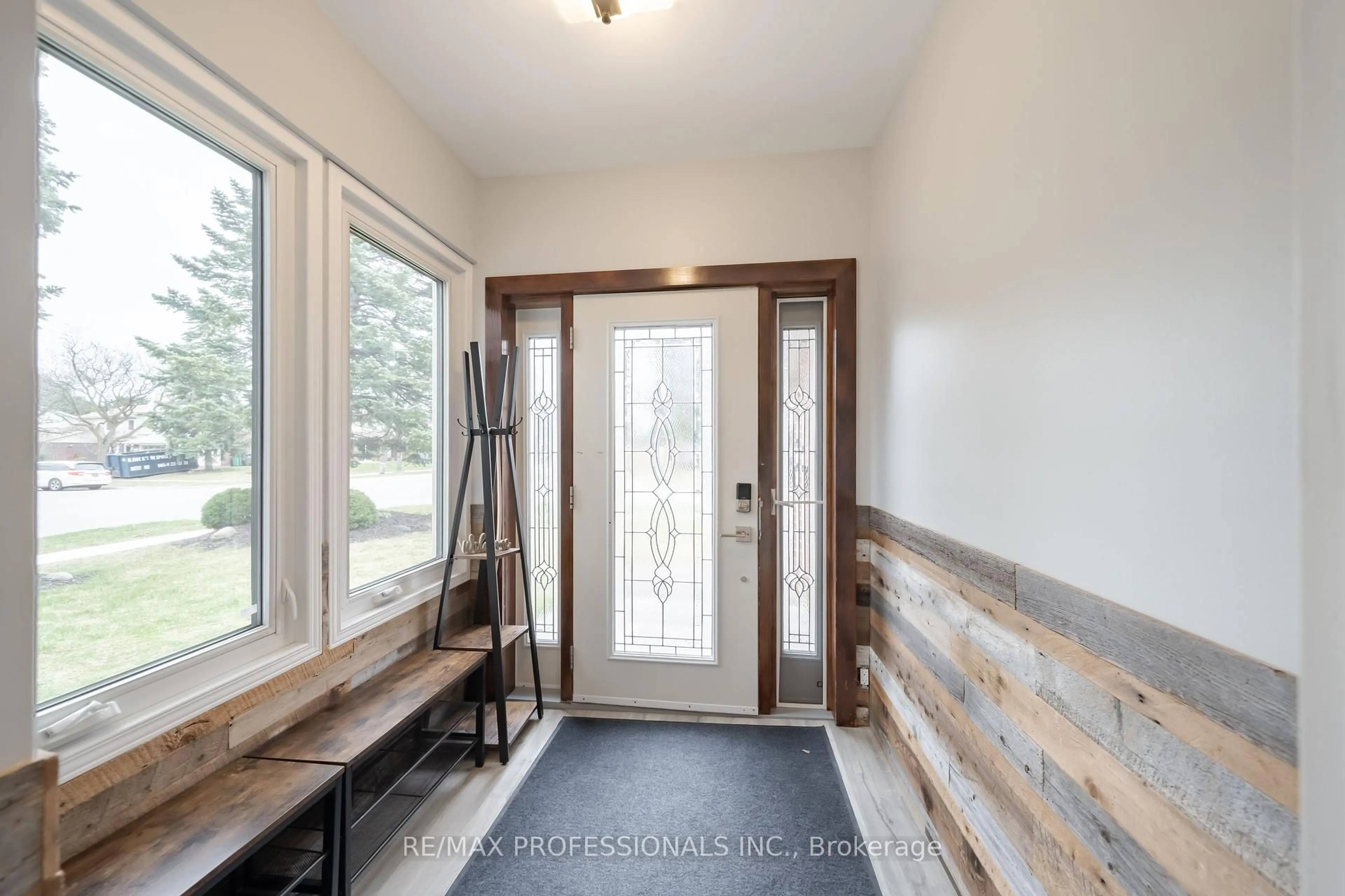Indoor entryway for 4199 Gayling Gdns, Mississauga Ontario L5L 1Z8