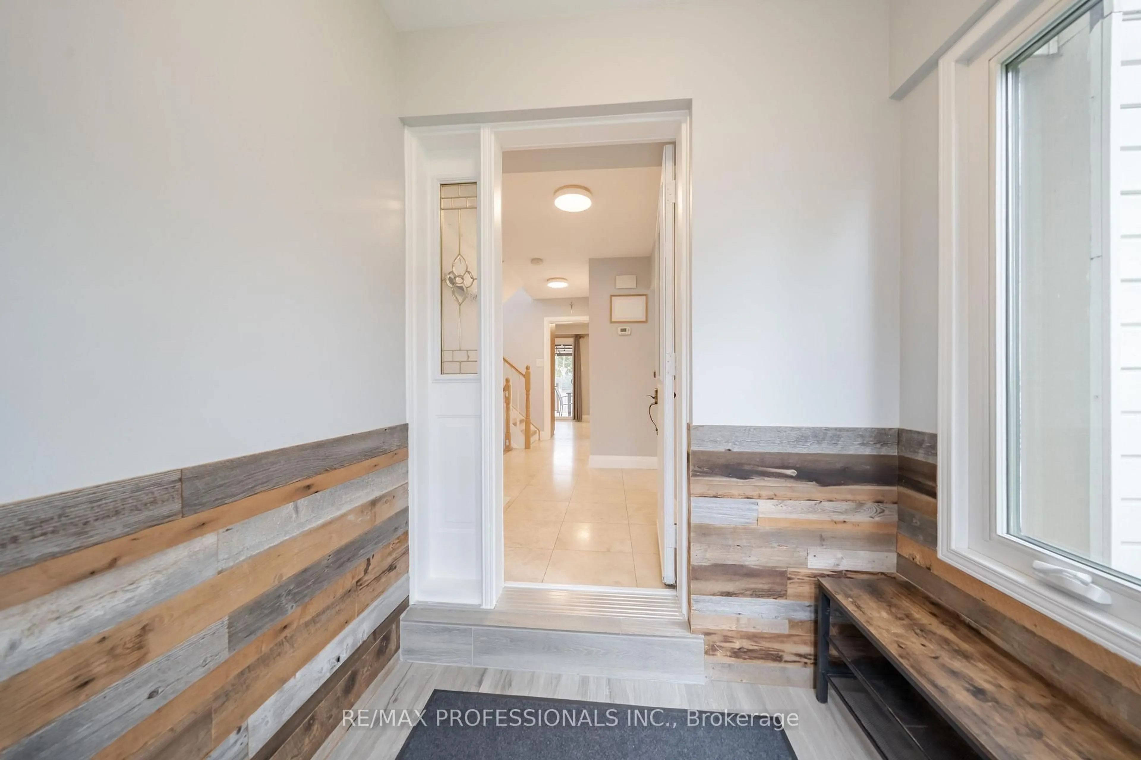 Indoor entryway for 4199 Gayling Gdns, Mississauga Ontario L5L 1Z8