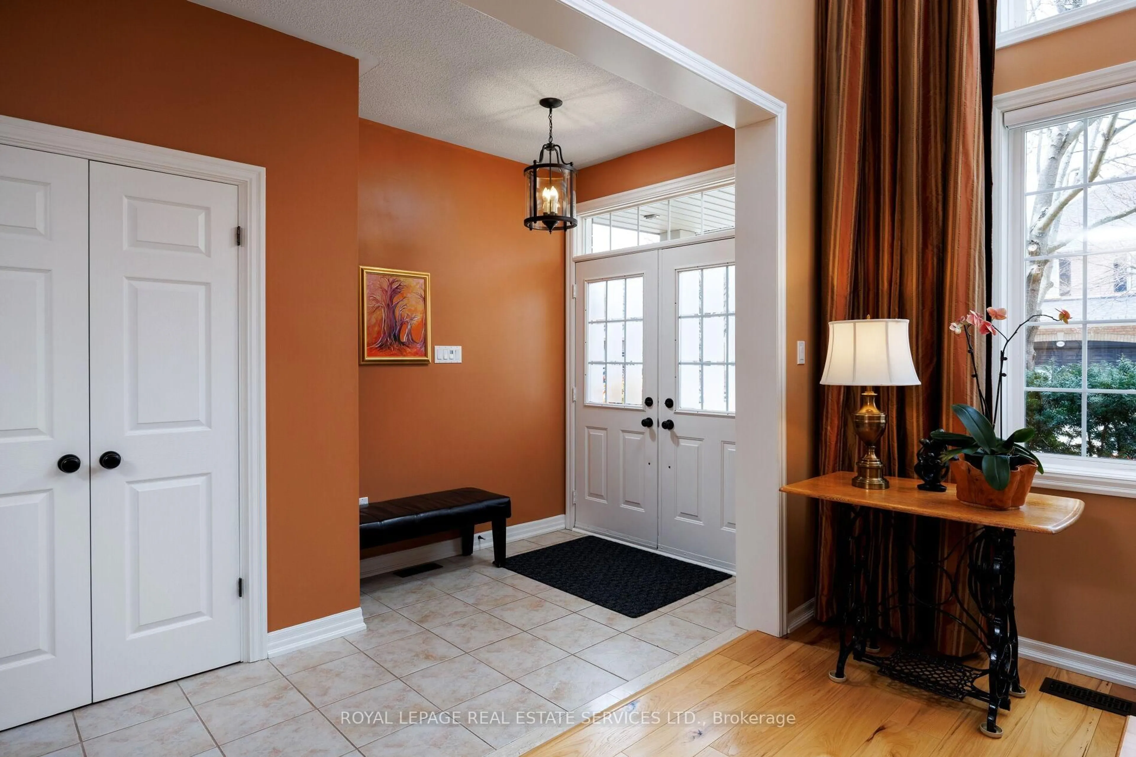 Indoor entryway for 1392 Pinecliff Rd, Oakville Ontario L6M 3Z1